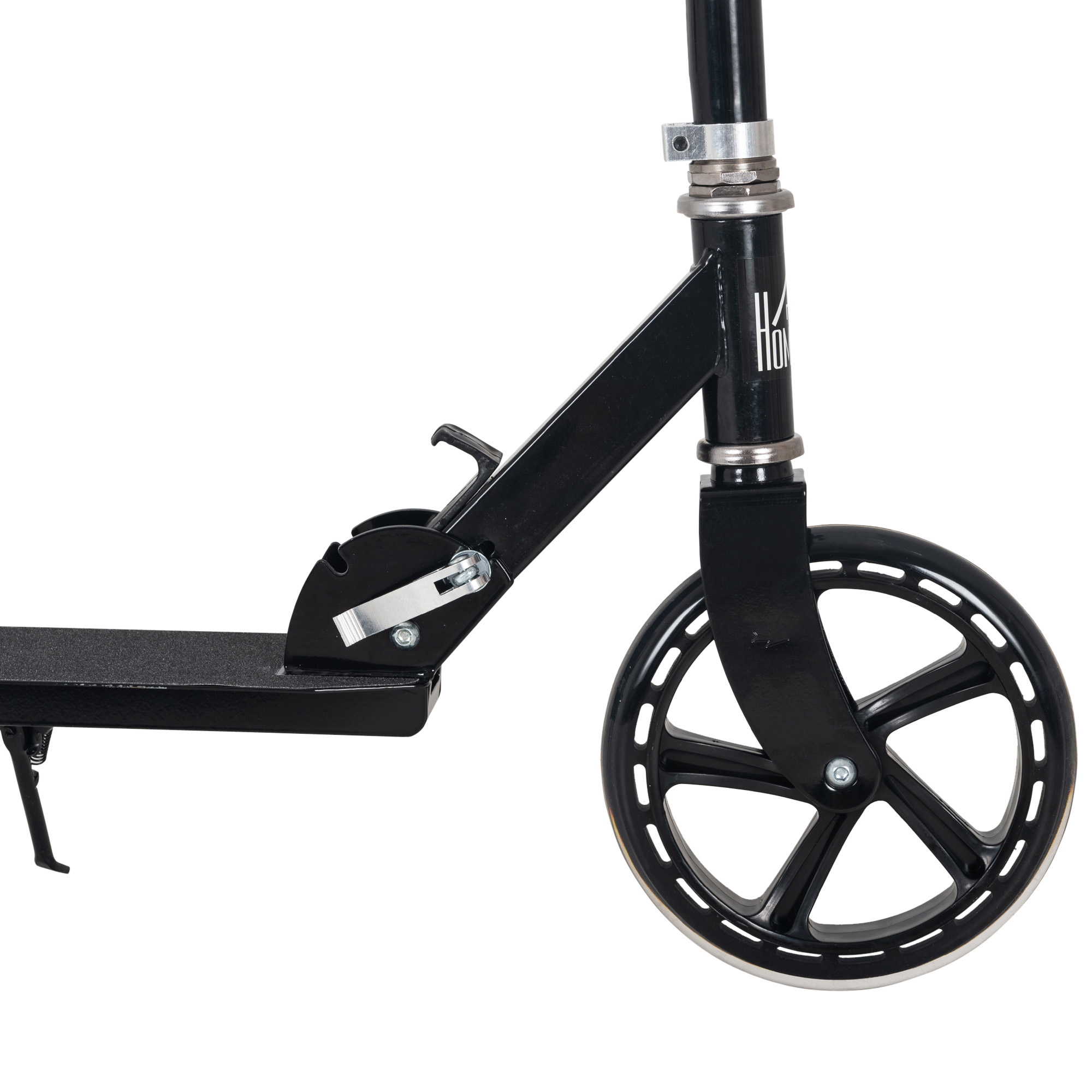 Scooter blanco y negro con rueda negra. La rueda delantera es visible.