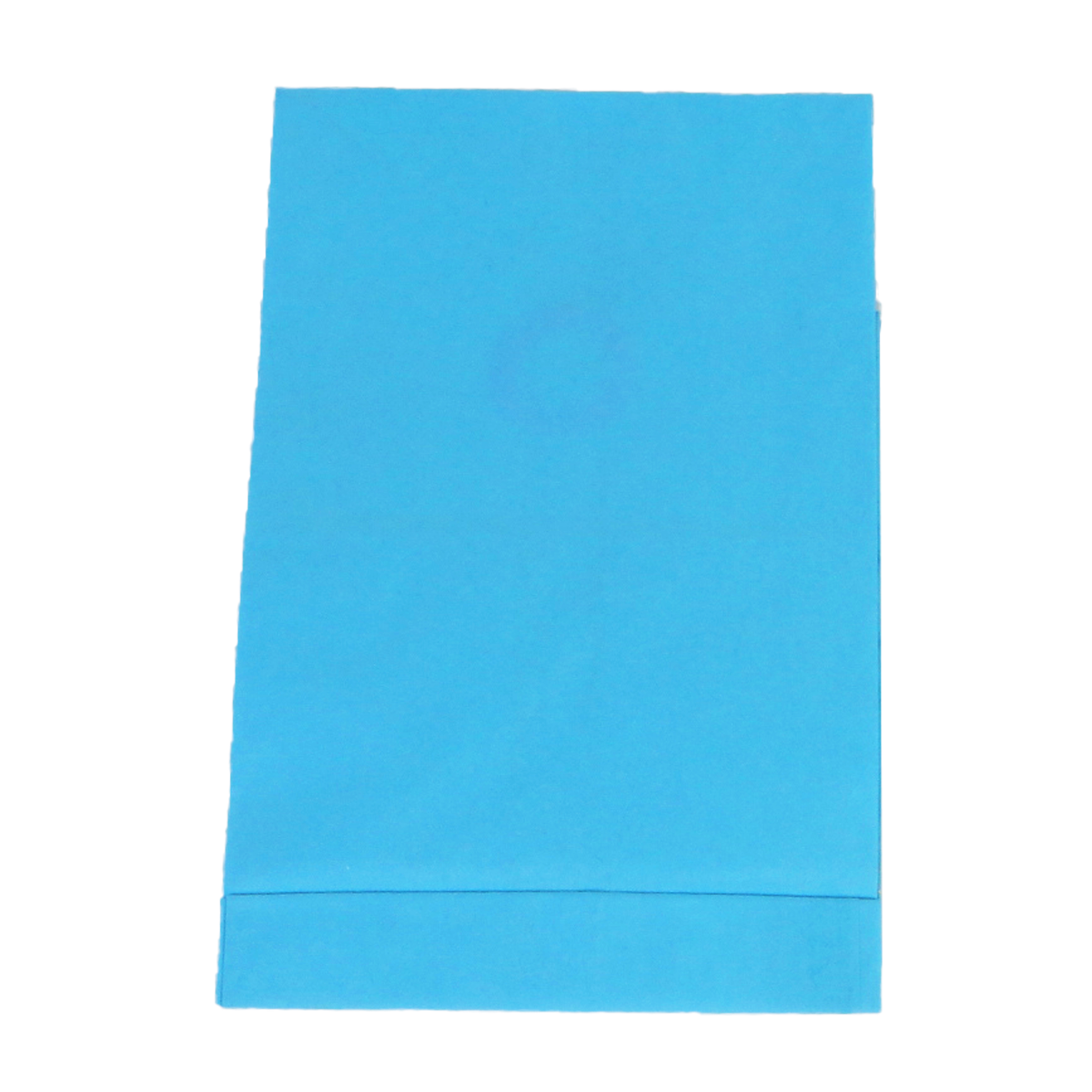 Ein rechteckiges, hellblaues Papierstück mit gefaltetem Unterrand, vor weißem Hintergrund.