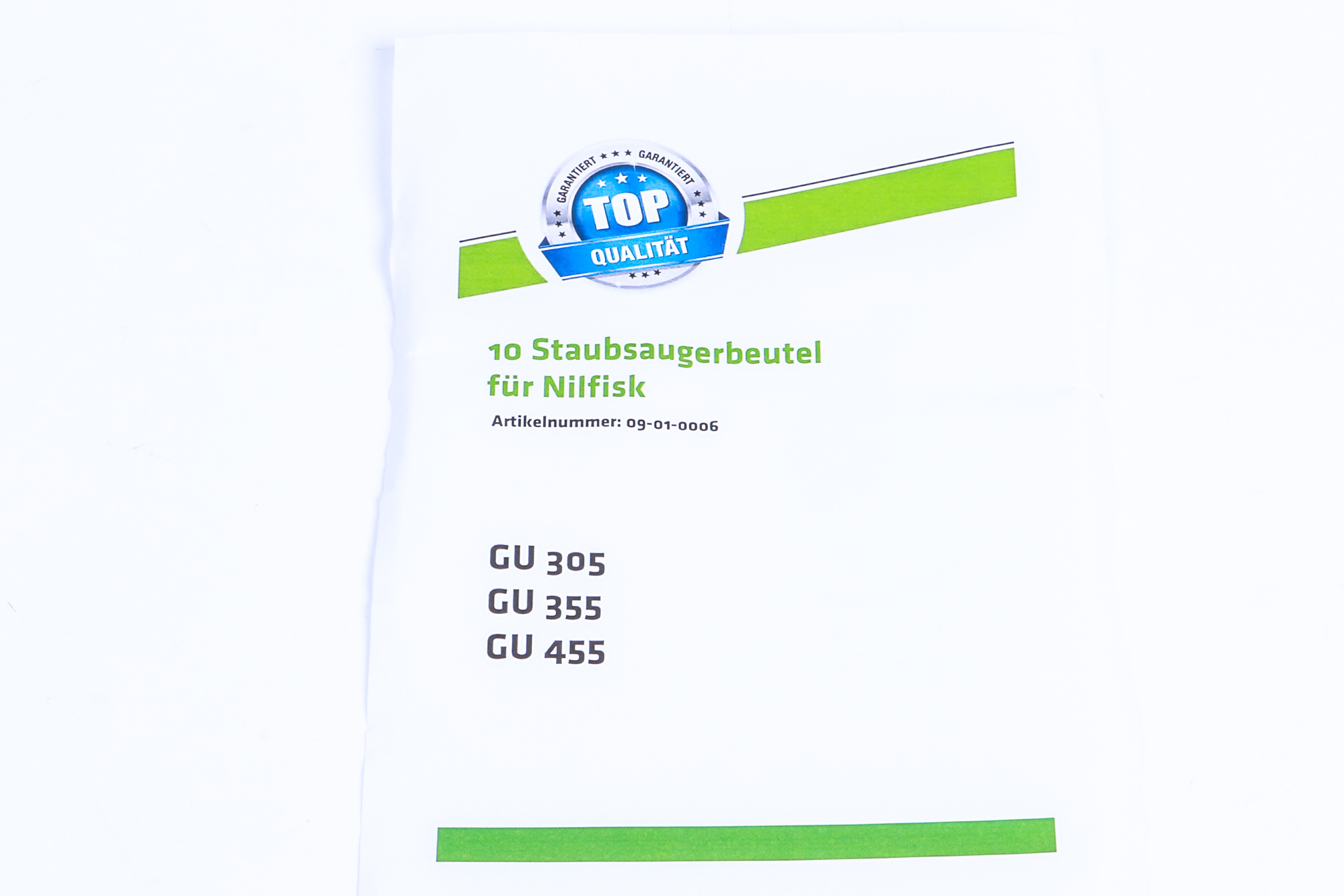 Weißes Papier mit Text und blau-grünem Design, bewirbt Staubsaugerbeutel.