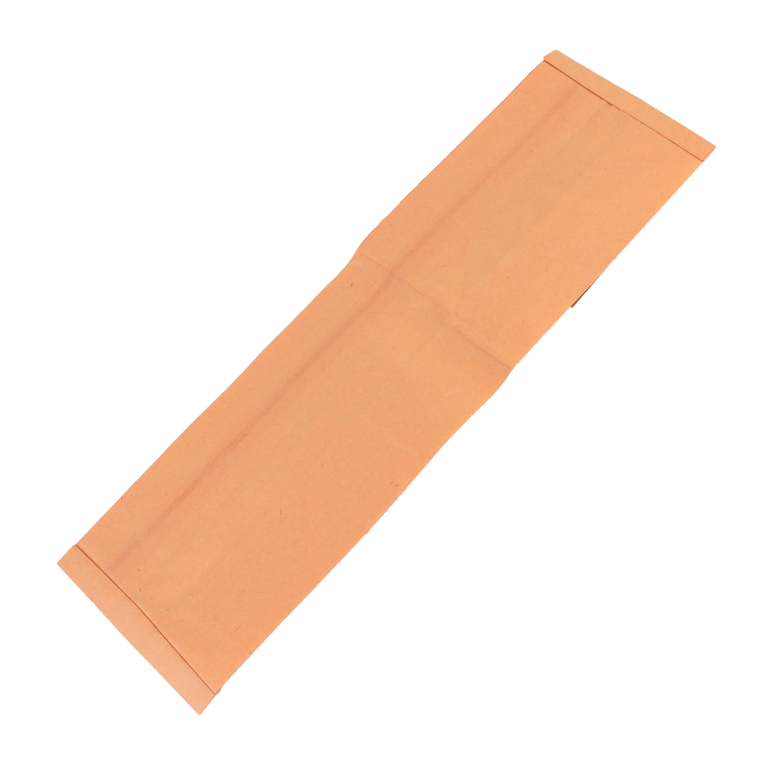 Offener, orangefarbener Papierumschlag auf weißer Oberfläche, Draufsicht.