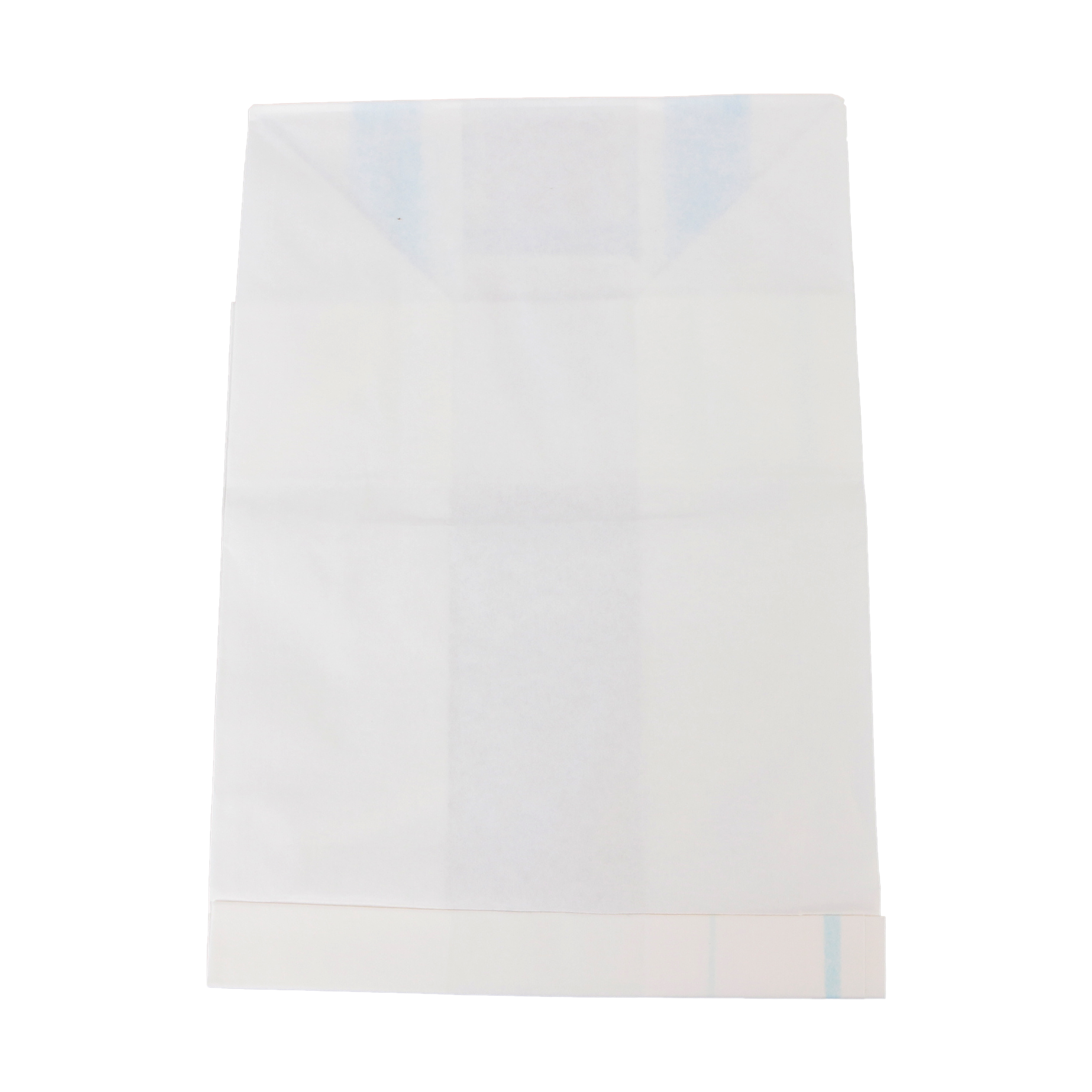 Eine weiße Papiertüte, gefaltet und leer. Sie liegt auf weißem Hintergrund und ist gut beleuchtet.