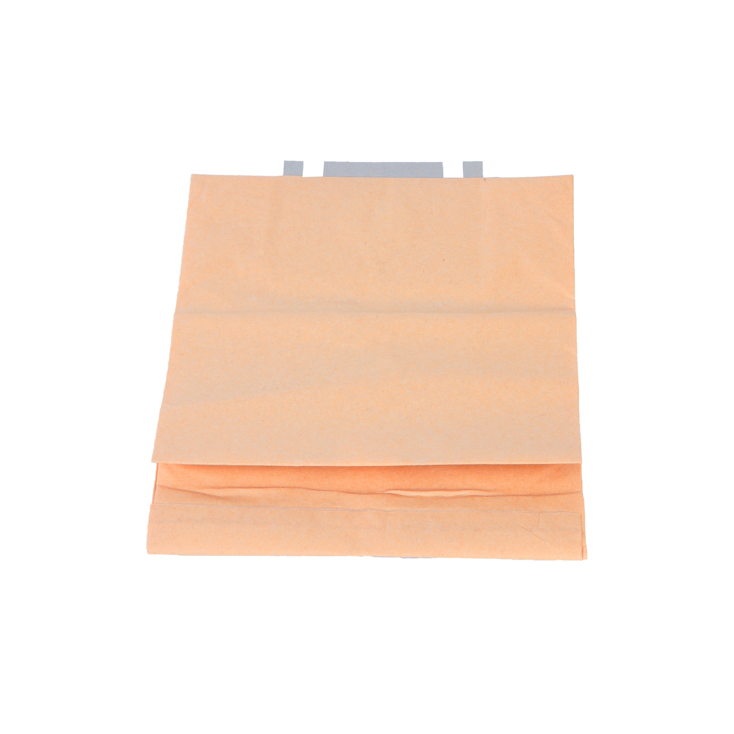 Gefaltetes orangefarbenes Papier. Das Papier ist dreifach gefaltet, zwei Schichten sichtbar.