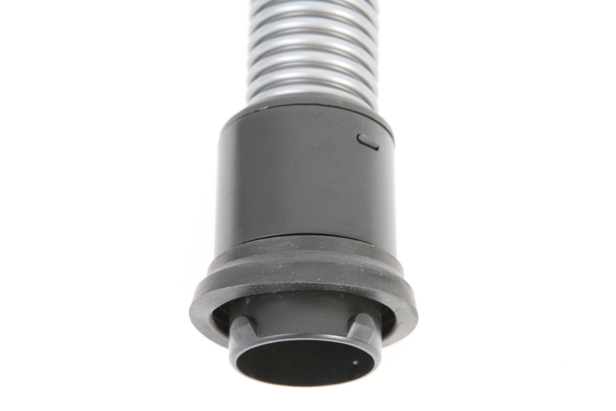 Nahaufnahme eines schwarzen Staubsaugerschlauchanschlusses. Er hat einen geriffelten Metallteil.