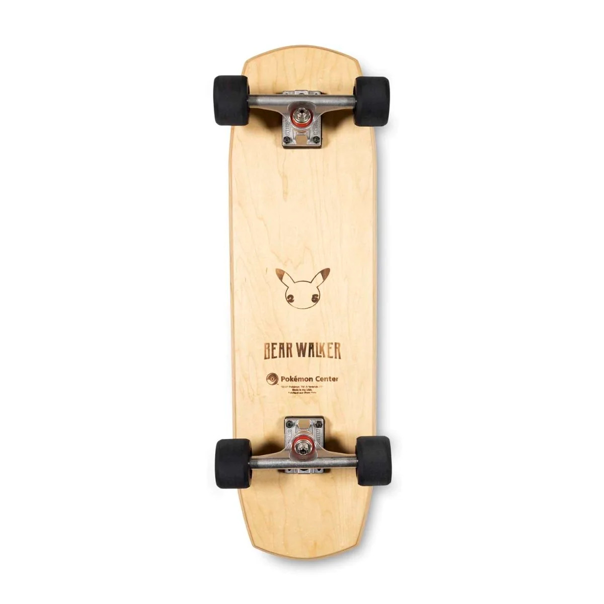 Ein helles Holz-Skateboard mit schwarzen Rädern und einem Pikachu-Logo. Die Wörter Bear Walker und Pokemon Center sind sichtbar.