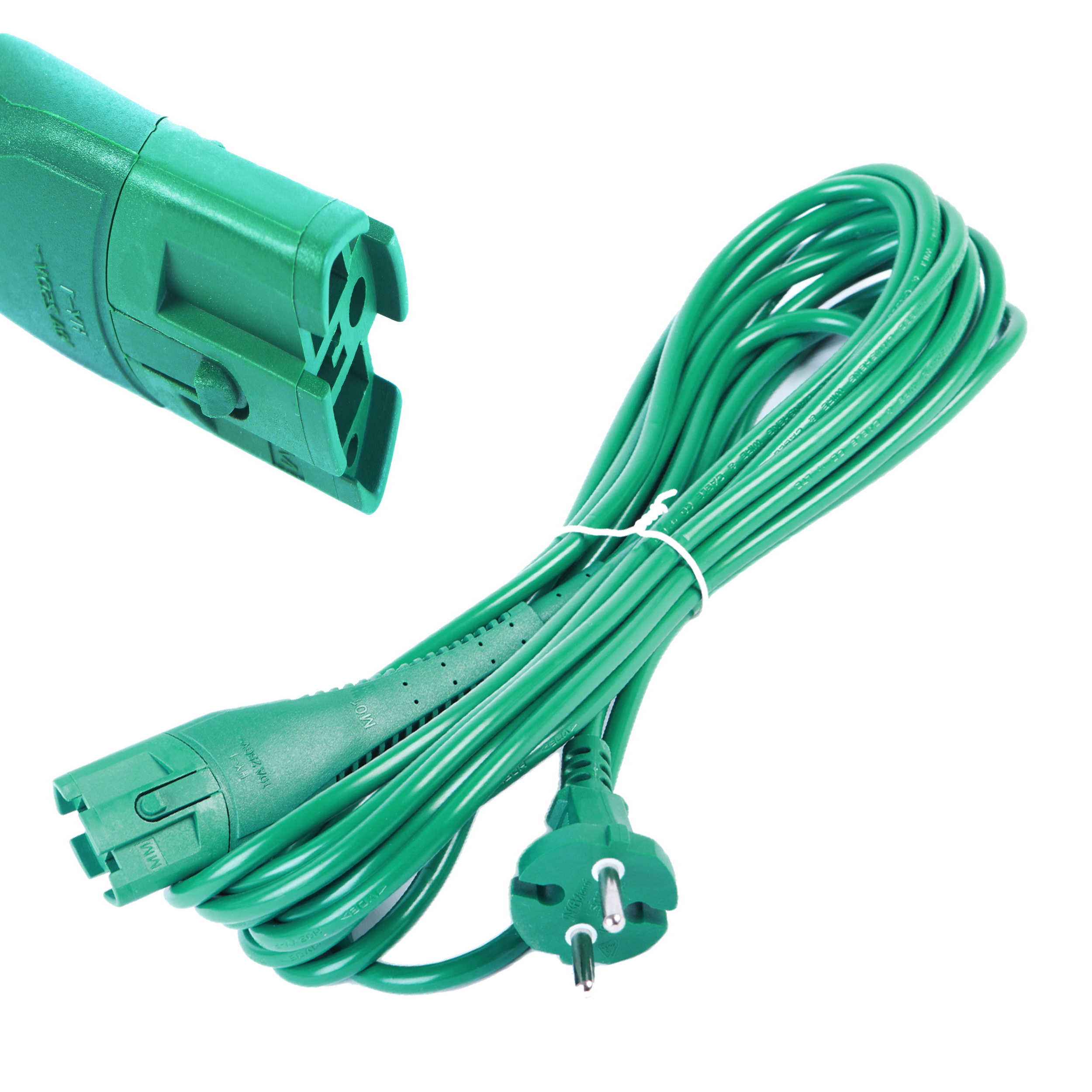 Grünes Verlängerungskabel mit europäischem Stecker und passender Buchse. Weißer Hintergrund.