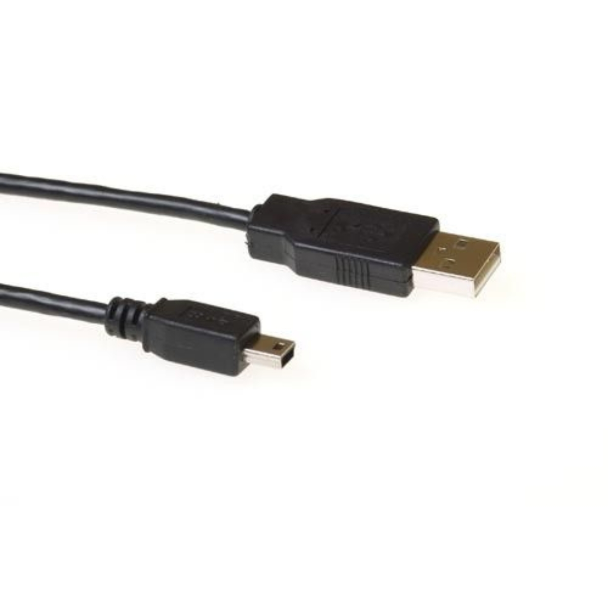 Un câble USB noir est connecté à un câble mini-USB noir. Fond blanc.