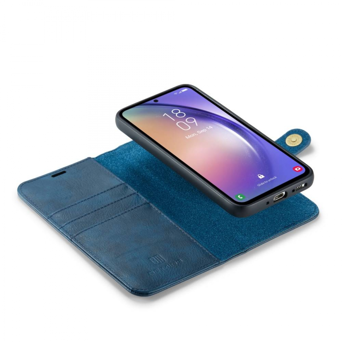 Blaue Leder-Handyhülle offen, mit Telefon. Telefon zeigt Datum und Uhrzeit. Goldener Knopf an der Hülle.