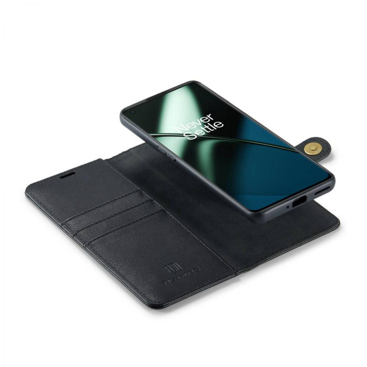 Schwarzes Telefon mit 'Never Settle' auf dem Bildschirm, auf einer offenen schwarzen Leder-Wallet-Hülle.