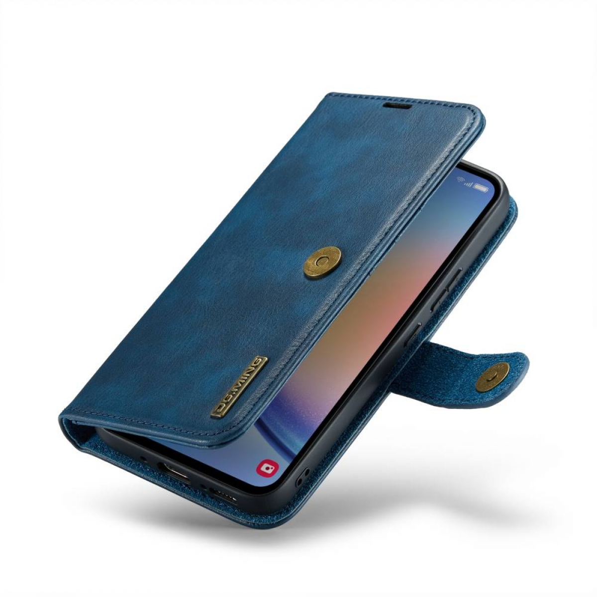 Blaue Leder-Handyhülle, geöffnet, um ein Telefon zu zeigen. Goldfarbener Knopfverschluss. Weißer Hintergrund.