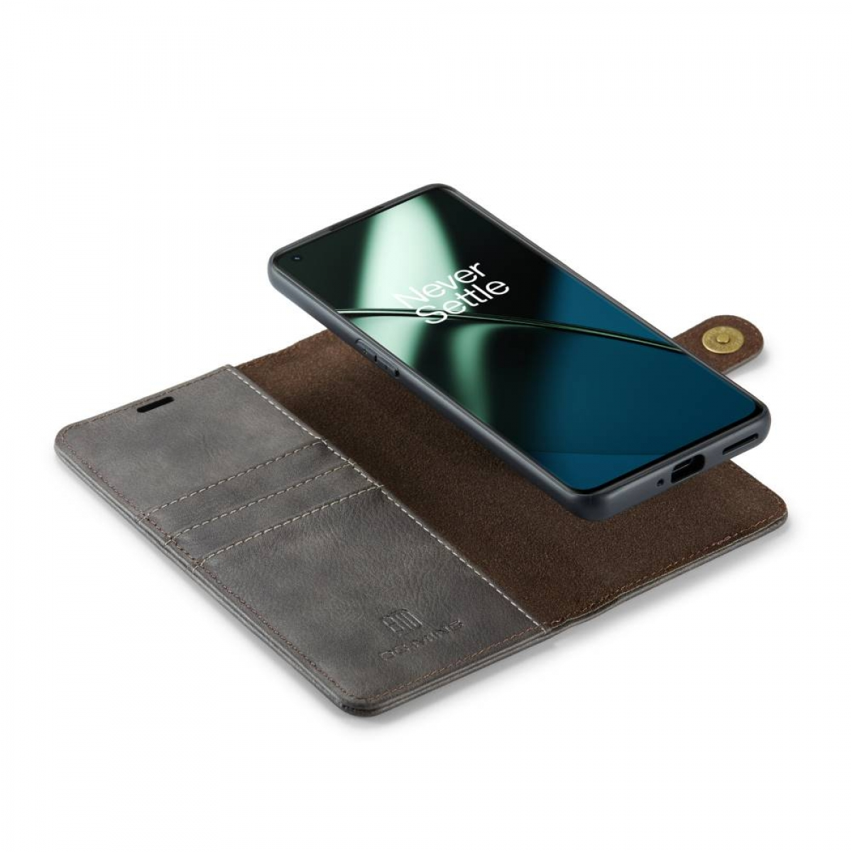 Telefon in einer geöffneten Brieftasche. Das Gehäuse ist grau mit dunkelbraunem Innenraum, weißer Hintergrund.