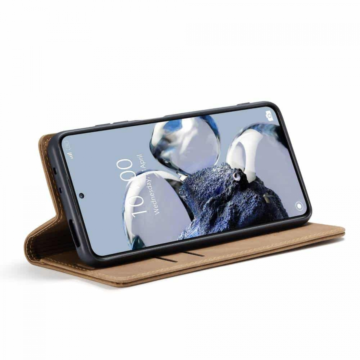 Ein Telefon in einer braunen Hülle, das die Uhrzeit anzeigt, liegt auf einer geöffneten Hülle.