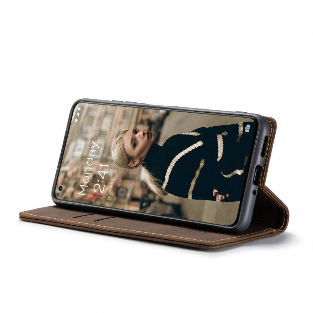 Handyhülle mit Telefon. Braun Leder und Frauenbild auf dem Bildschirm.