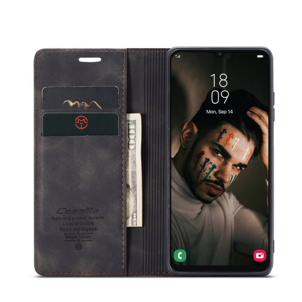 Geöffnete Handyhülle mit Karten und Bargeld. Telefonbildschirm zeigt Mann mit Farbe im Gesicht.
