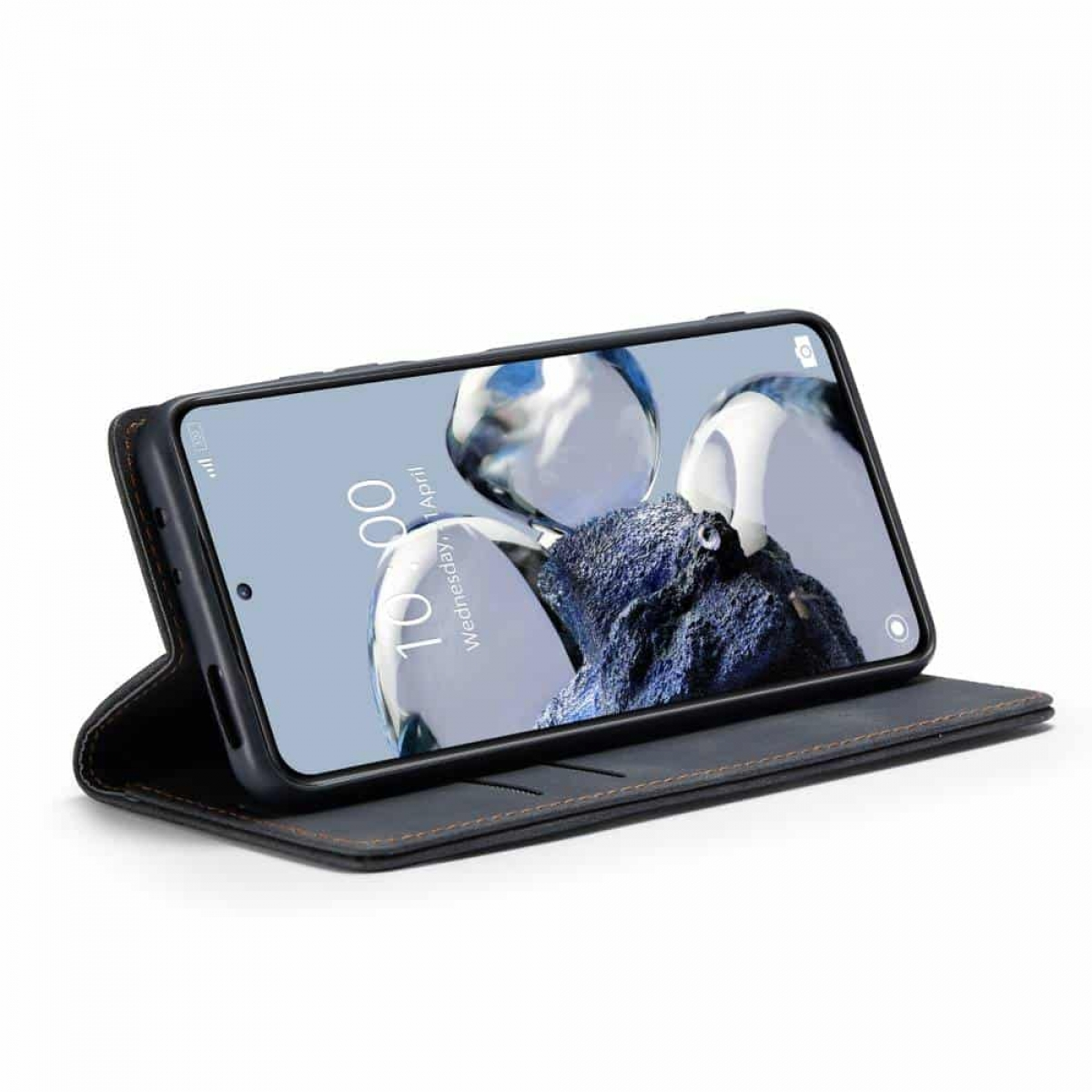 Schwarzes Telefon in Hülle, geöffnet auf einer Oberfläche. Das Telefon zeigt eine Digitaluhr.