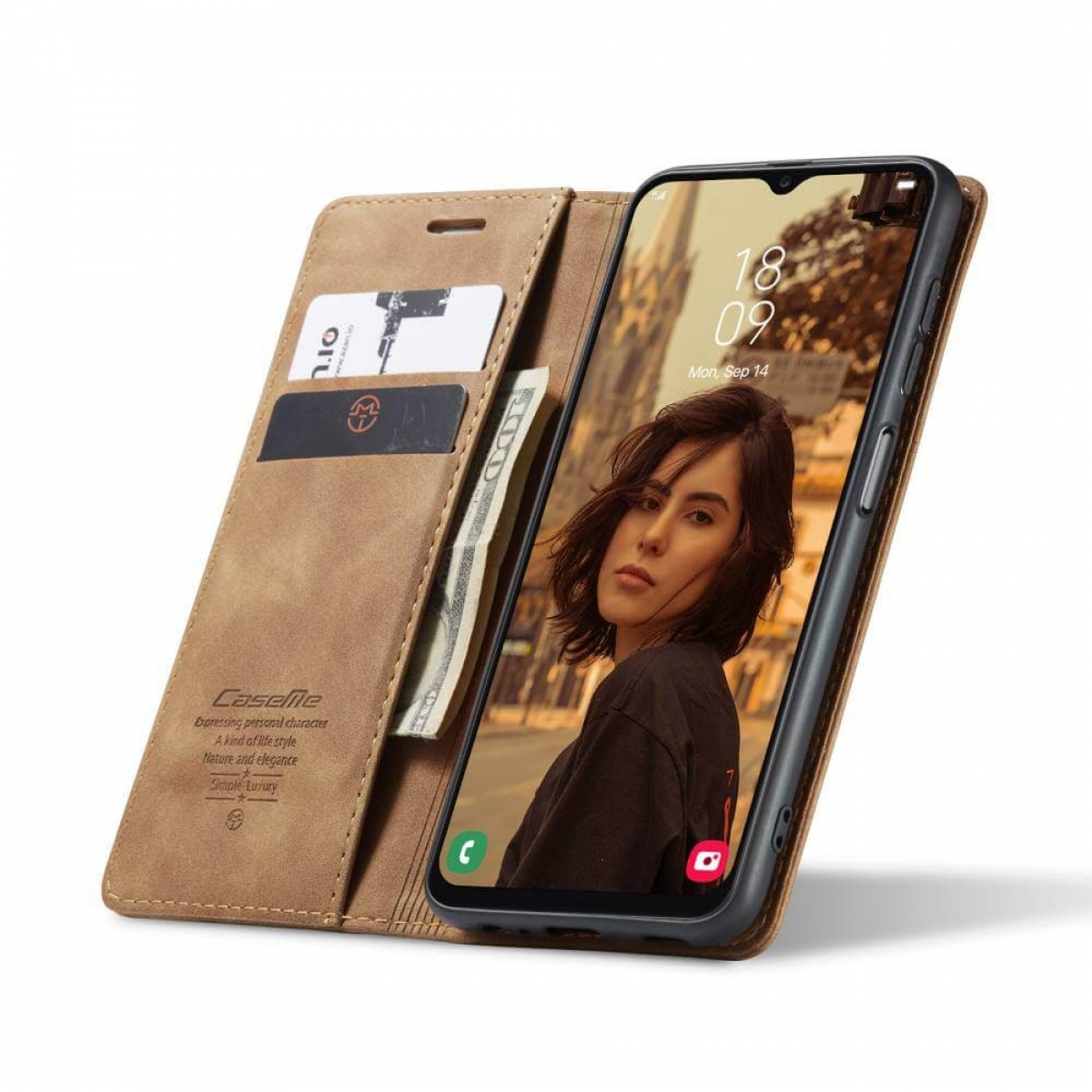 Geöffnete Handyhülle mit Telefon, das ein Frauenbild und Karten zeigt. Hellbraune Hülle, weißer Hintergrund.
