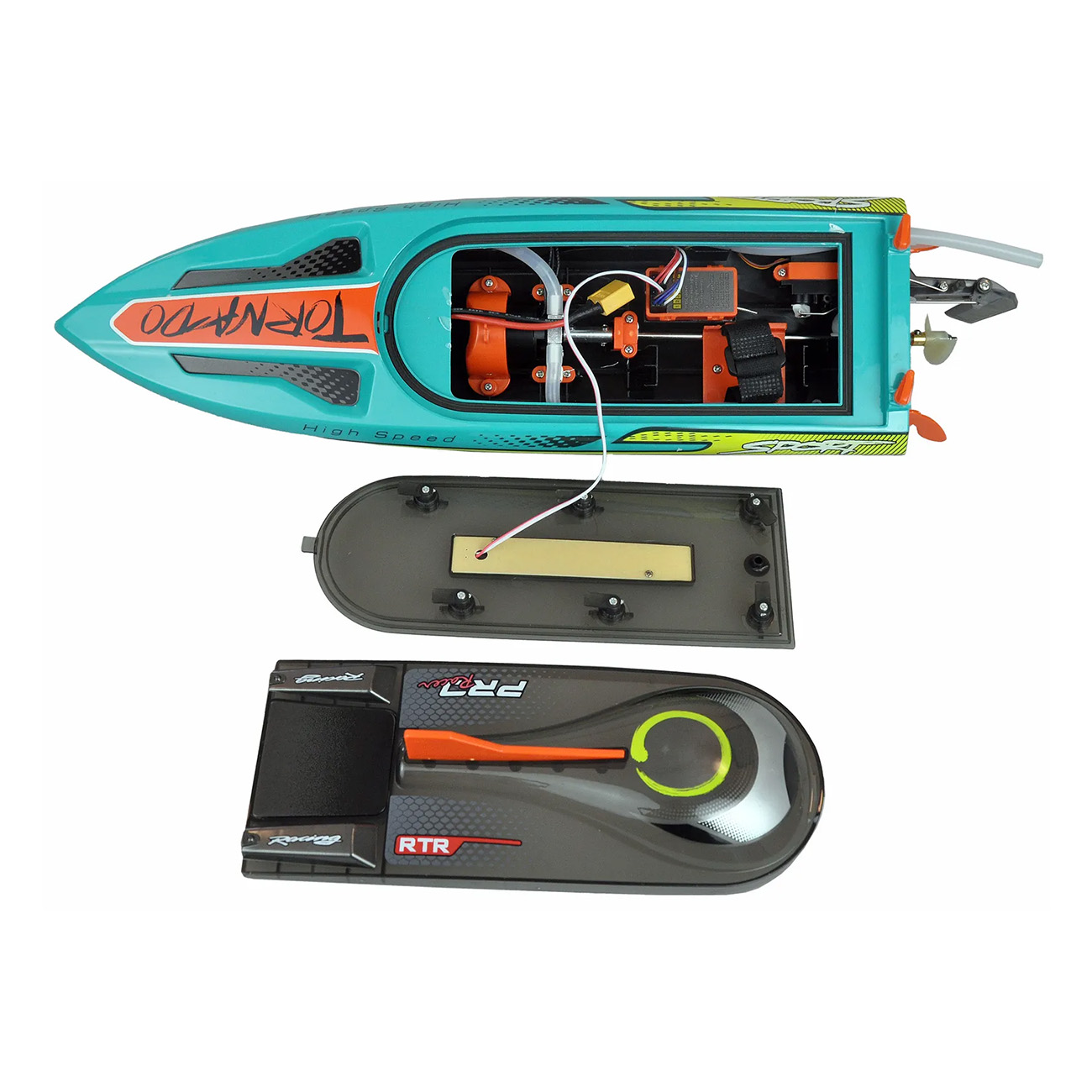 Zerlegtes ferngesteuertes Spielzeugboot. Ein blaues Boot und zwei weitere Teile auf Weiß.