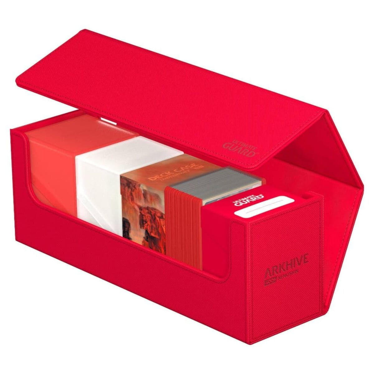 Rote Kartenaufbewahrungsbox, geöffnet, mit Karten und Deck-Hüllen im Inneren. Weißer Hintergrund.