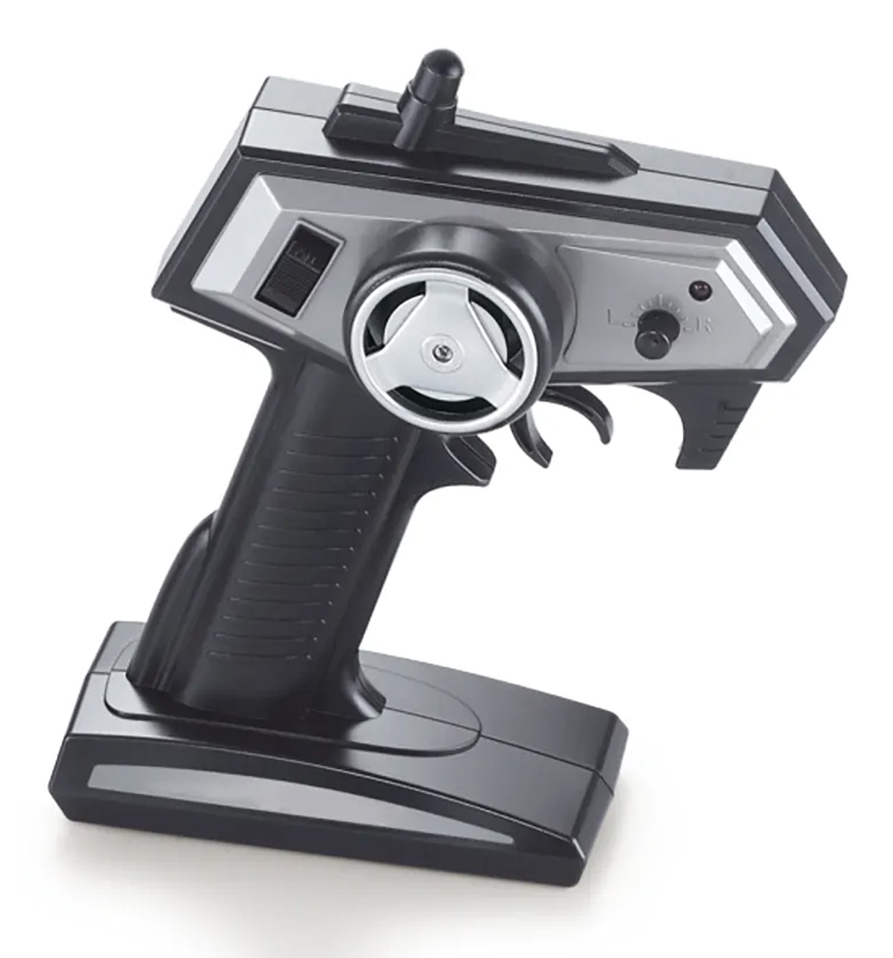Schwarze RC-Steuerung auf weißem Hintergrund. Es hat einen Griff, Knöpfe, ein Rad und eine Antenne.