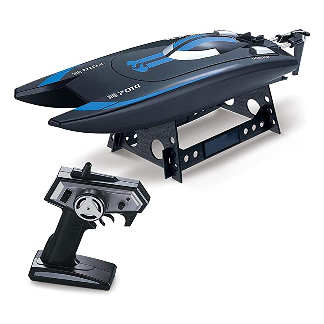 Schwarzes und blaues RC-Boot auf einem Ständer mit Fernbedienung. Weißer Hintergrund.