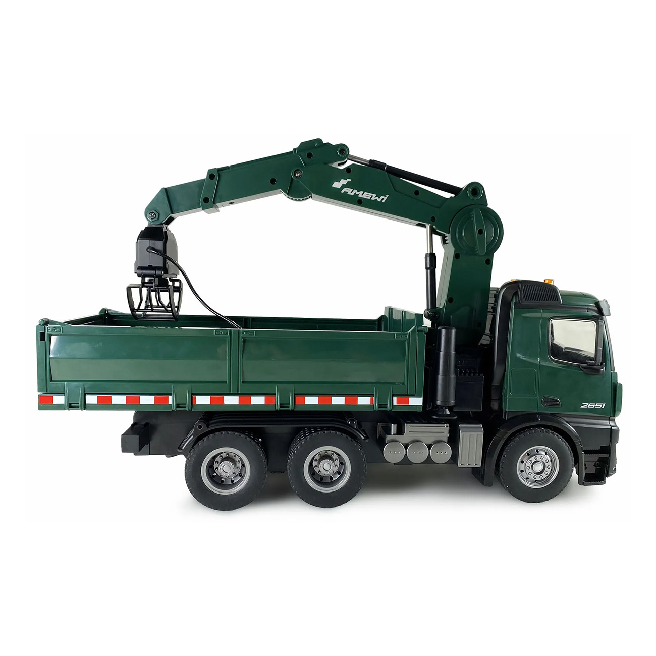 Ein grüner Spielzeug-LKW mit einem Kranausleger. Es ist auf weißem Hintergrund.