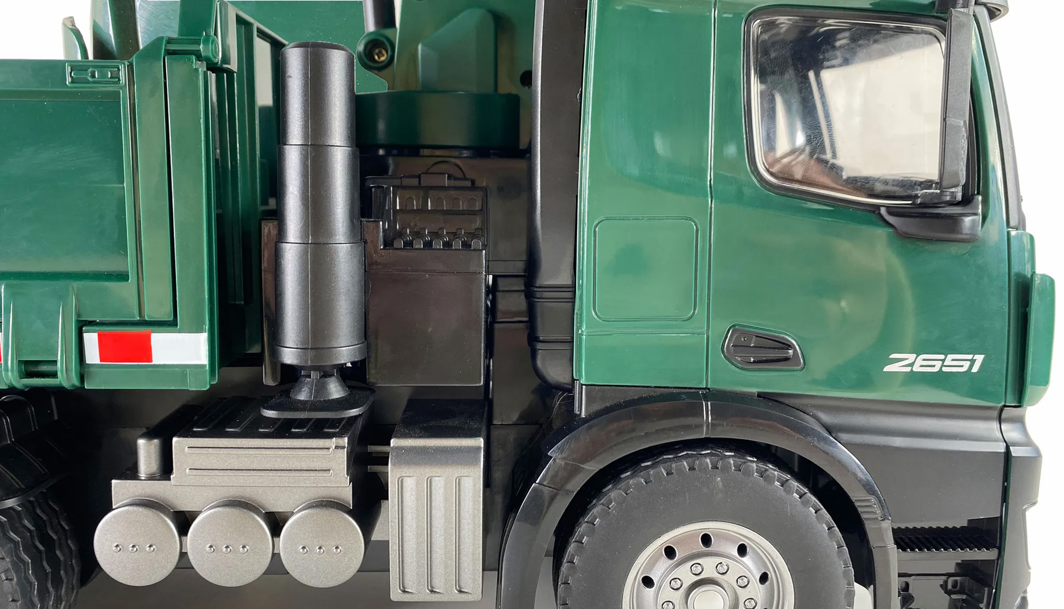 Grüne und schwarze LKW-Karosserie mit dem Text 2651.
