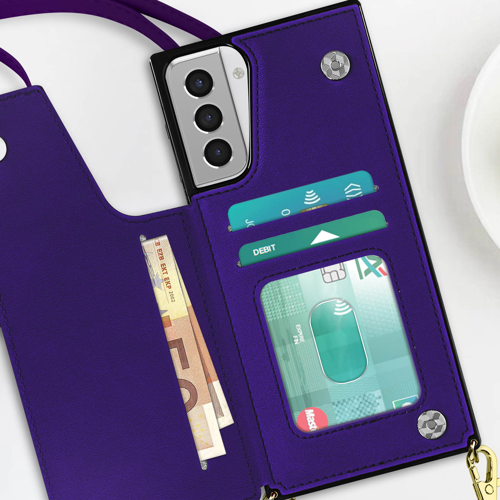 Custodia per telefono viola con carte e contanti. Il telefono è nella custodia, con cinturino viola.