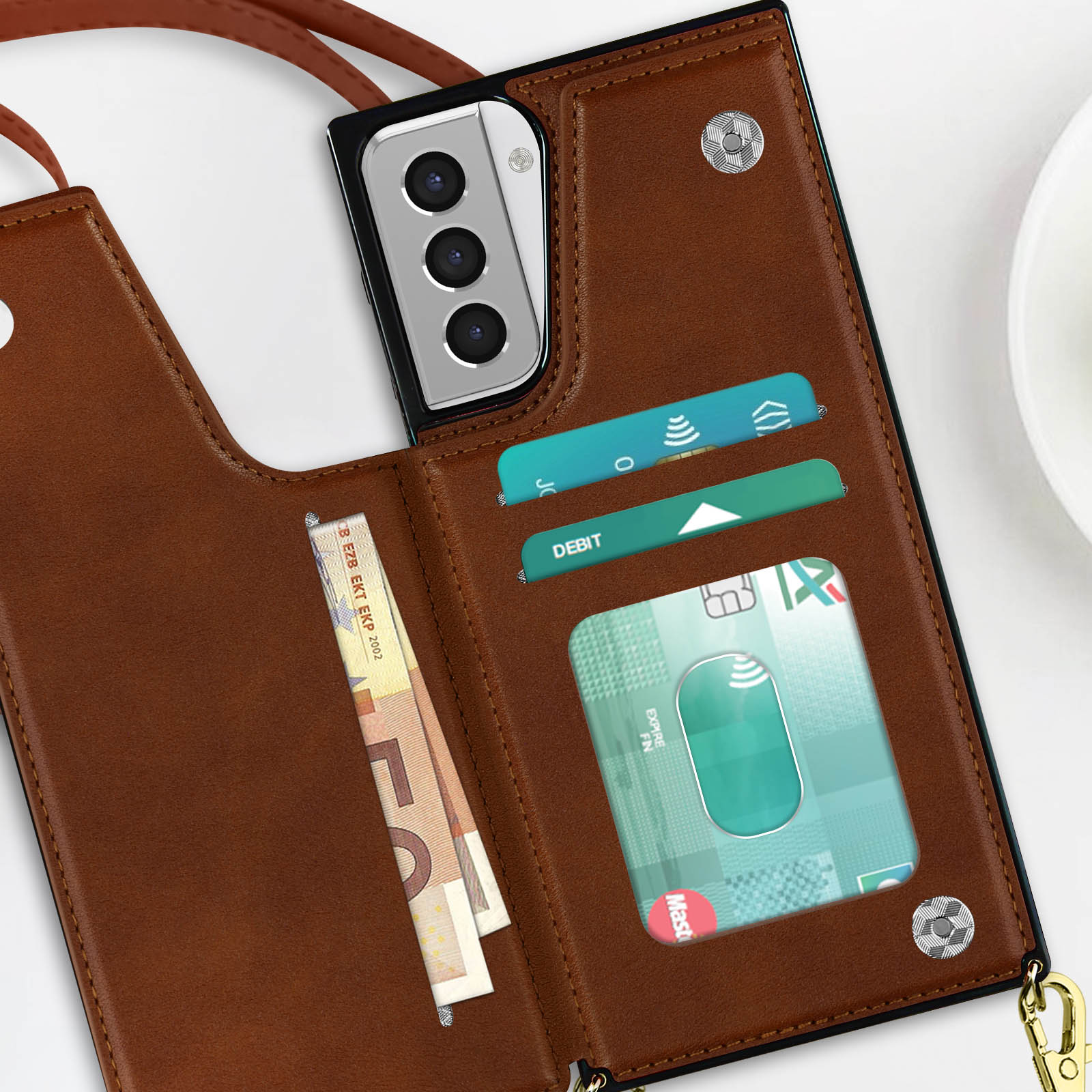 Custodia in pelle marrone con carte e denaro. Telefono con fotocamere all'interno.