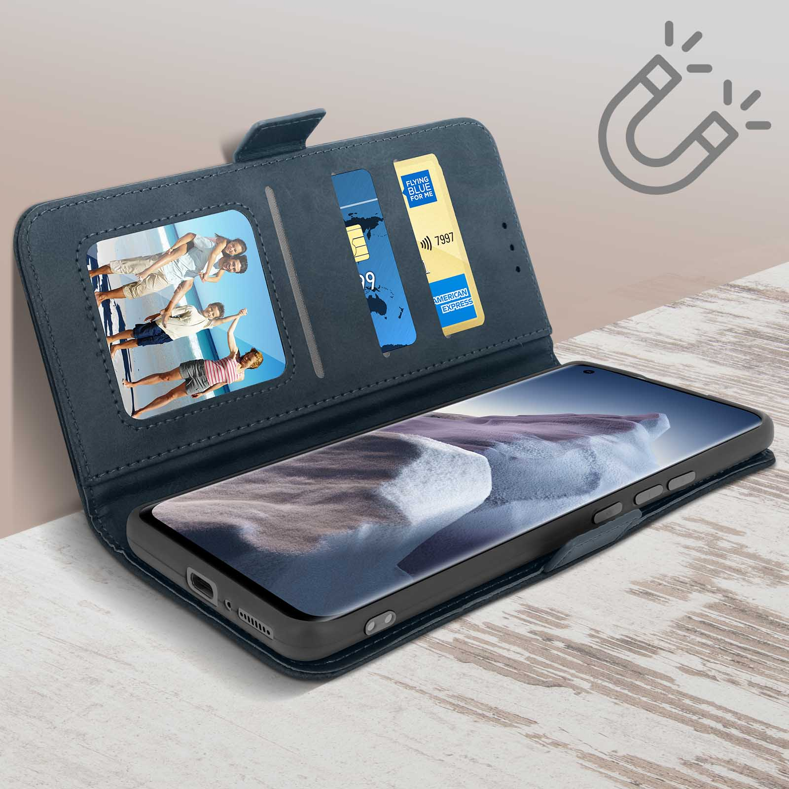 Telefono in una custodia blu, aperto. Mostra una foto e carte di credito. La custodia ha una chiusura magnetica.