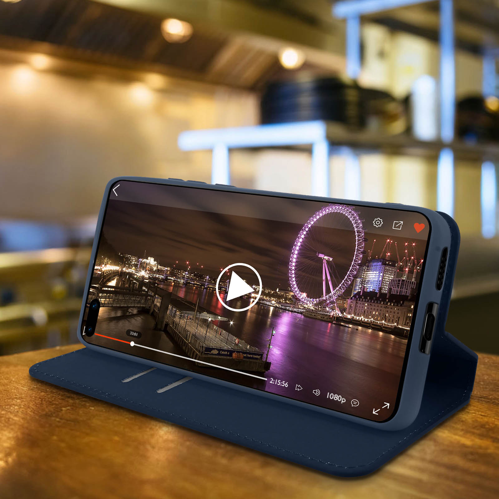 Een telefoon in een hoesje toont een video van de London Eye 's nachts.