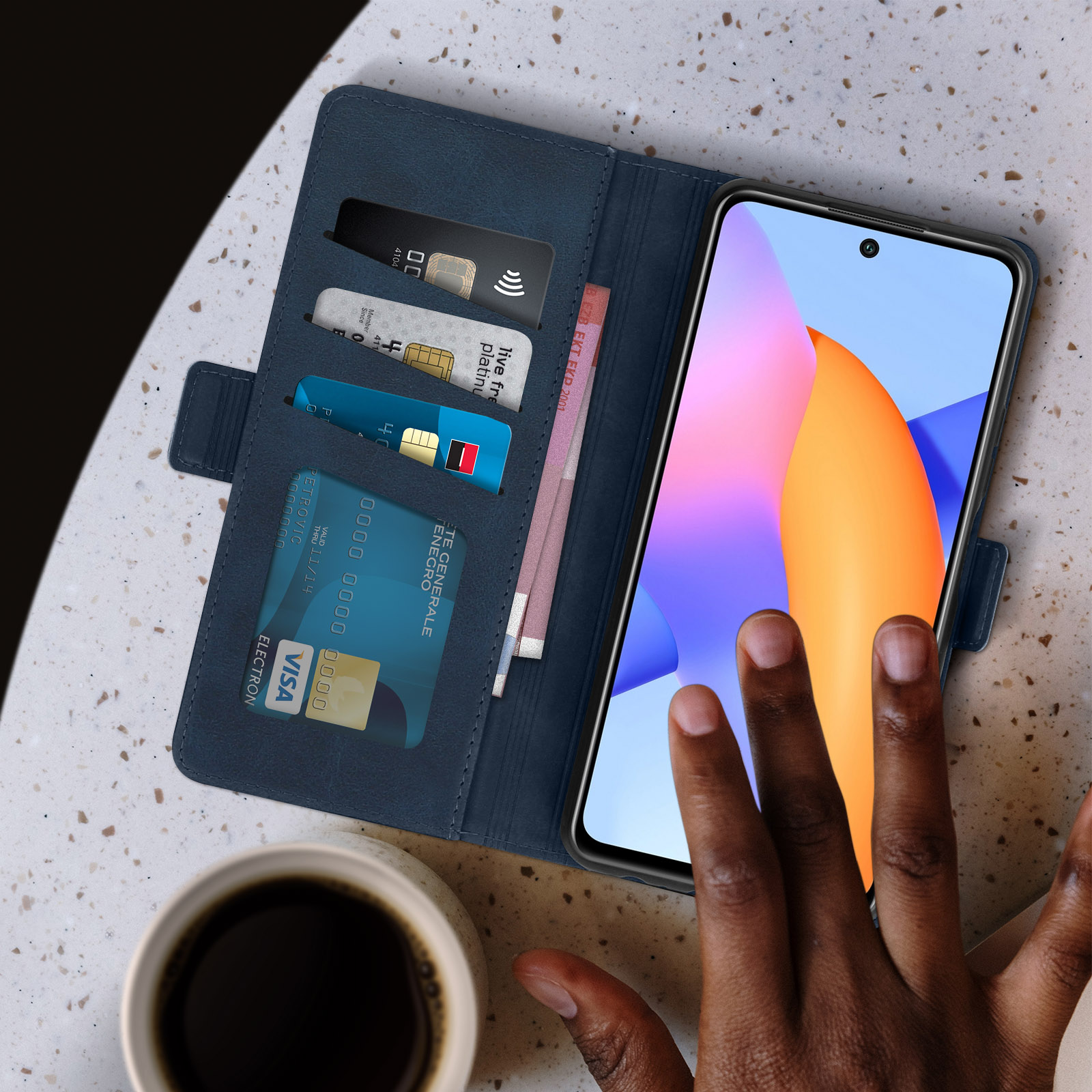 Telefon in blauem Wallet Case, Kreditkarten und Kaffeetasse.