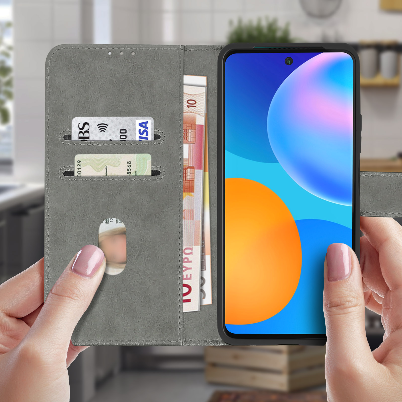 Custodia per telefono con denaro e carte. Custodia grigia aperta, che tiene un telefono. Sfondo in legno.