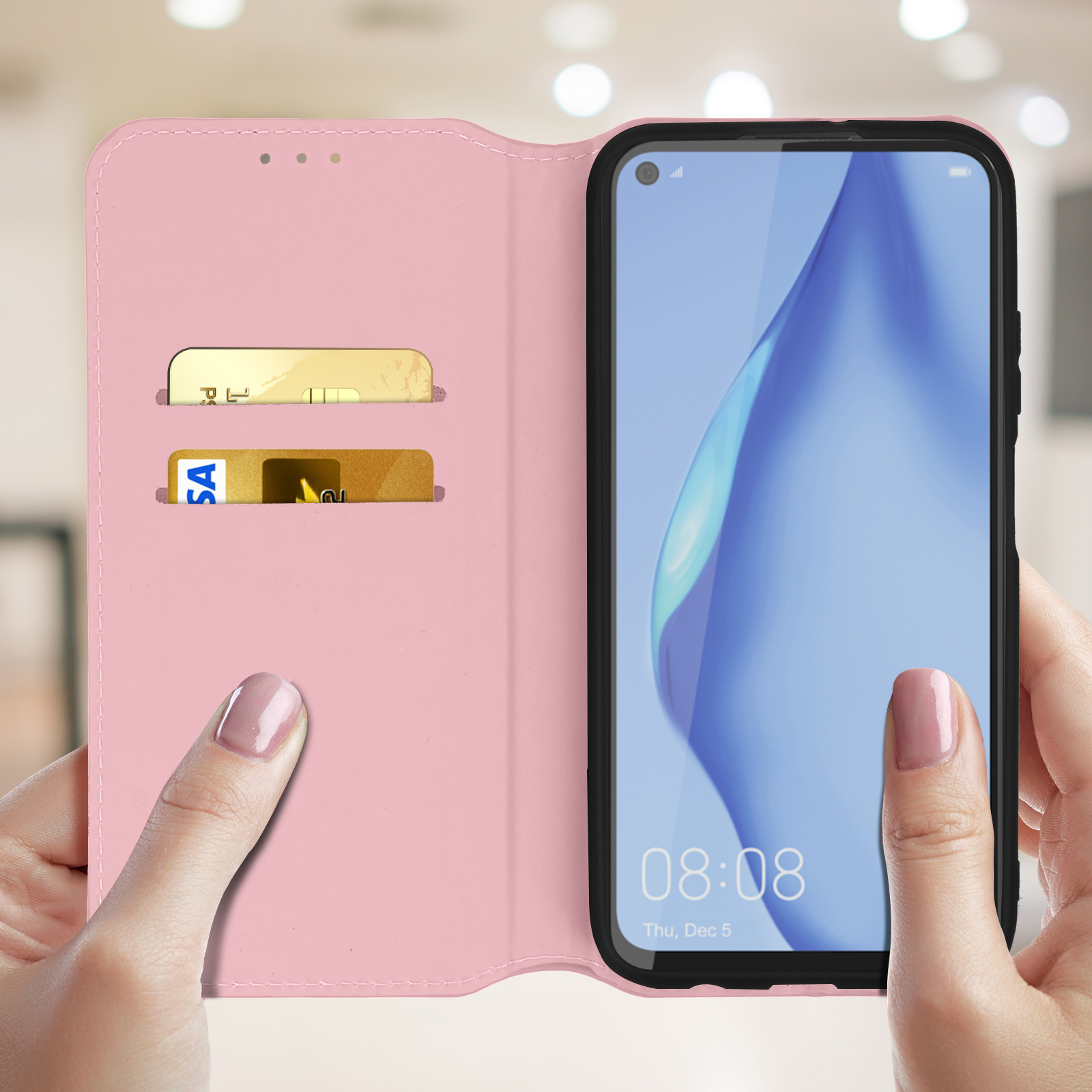 Een roze telefoonhoesje met een telefoon erin, met een tijd van 08:08 en twee gouden kaarten.