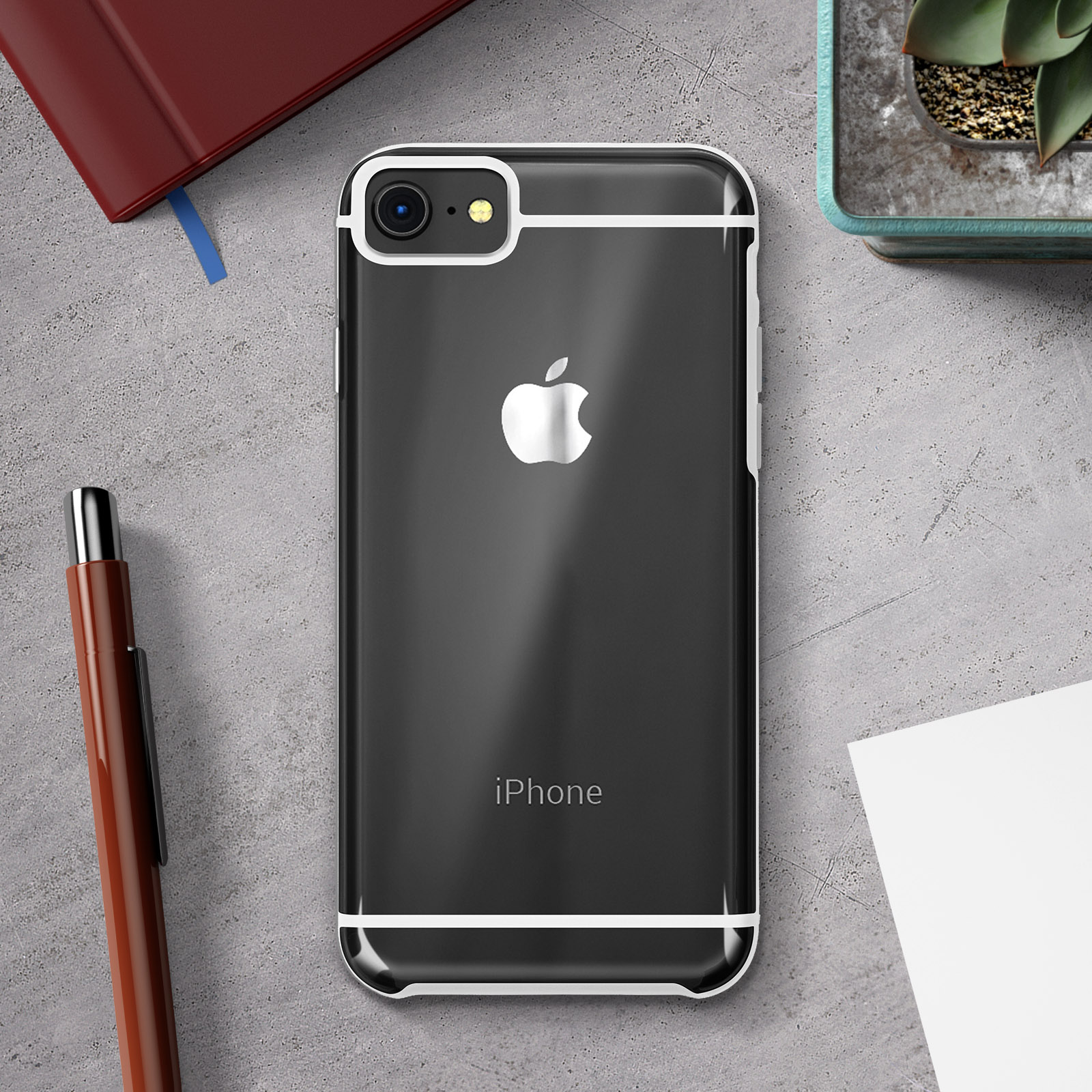 Un iPhone in una custodia trasparente. Ci sono forniture per ufficio sullo sfondo.