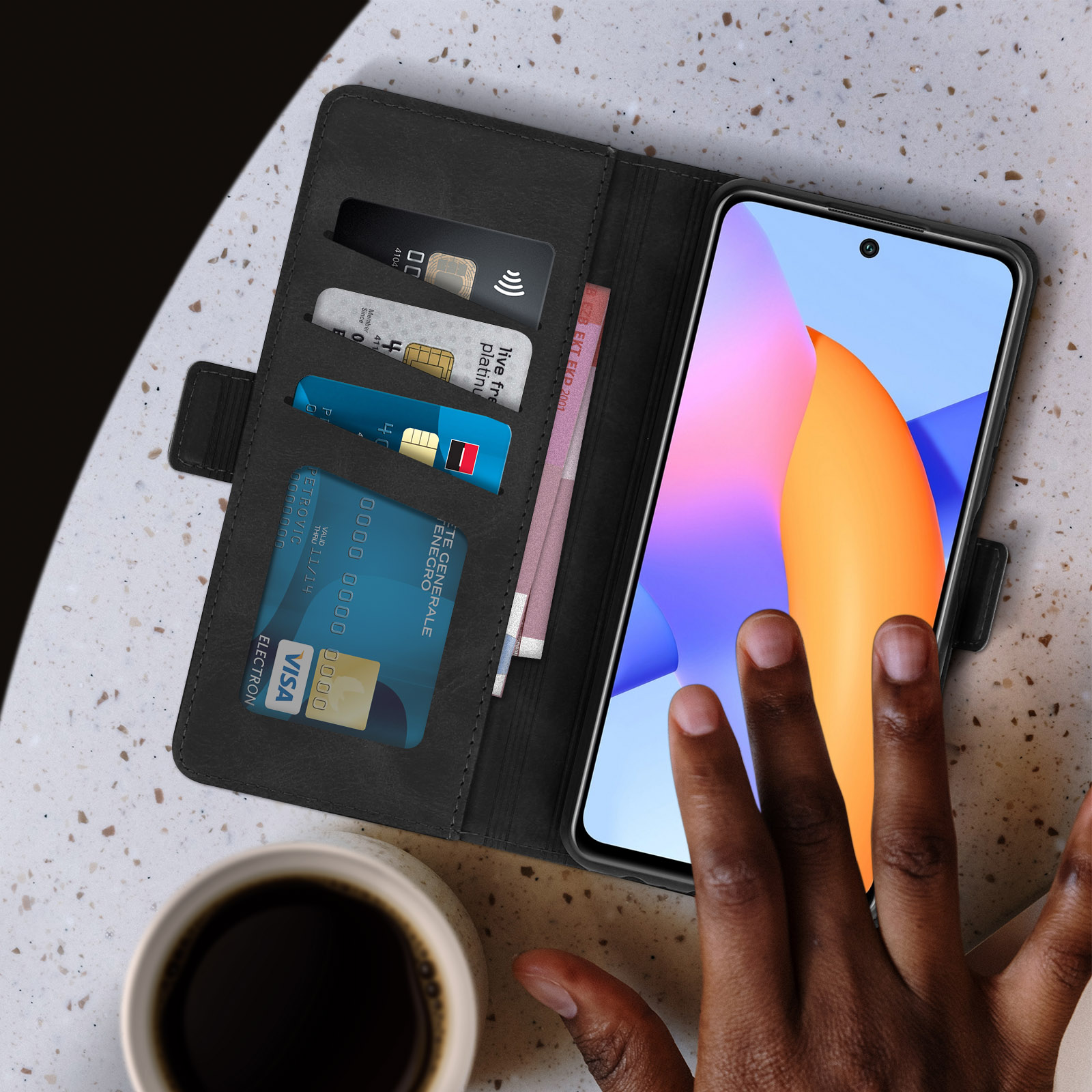 Schwarze Handyhülle mit Karten und Geld. Telefon ist in der Hülle. Hand berührt den Bildschirm.