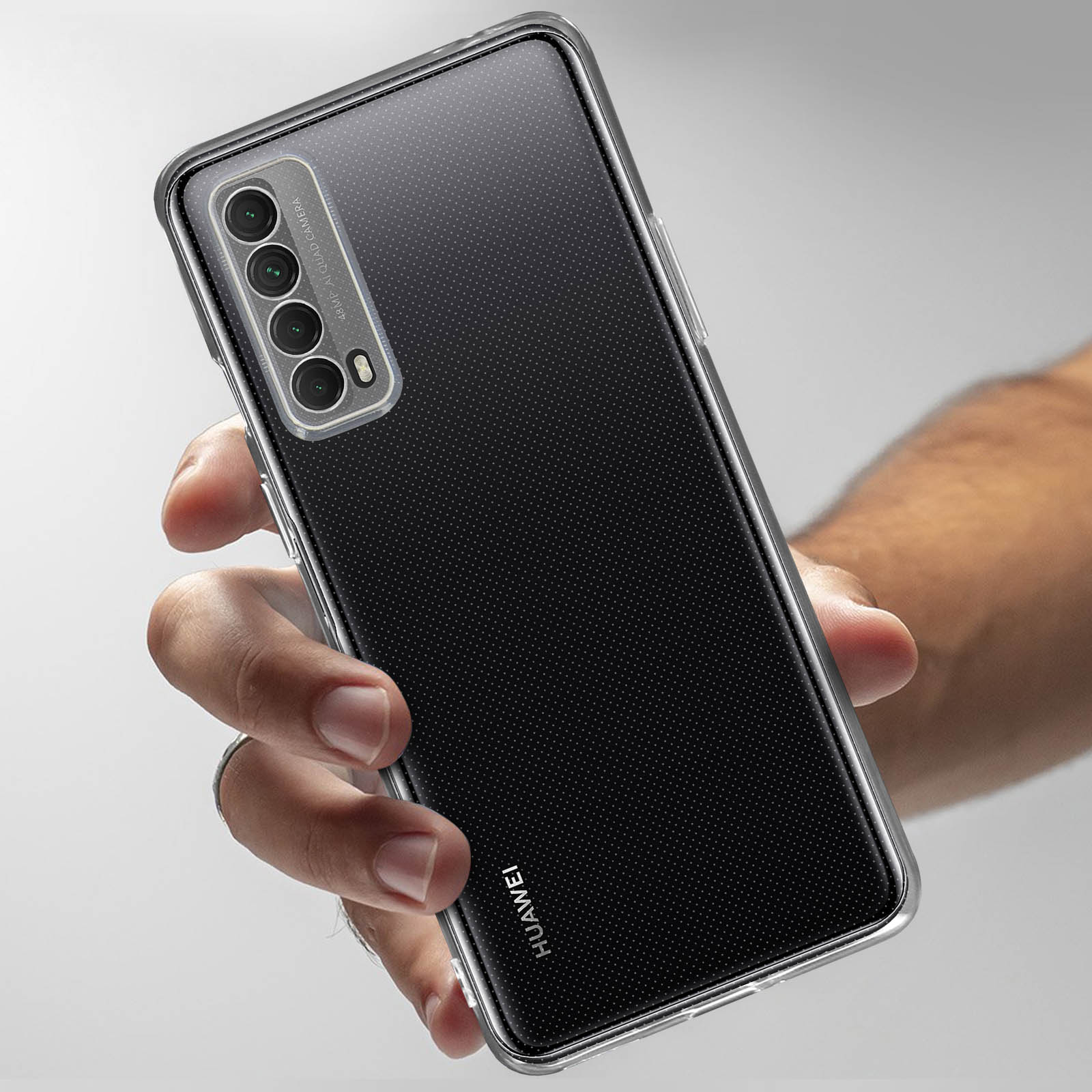 Una persona che tiene una custodia trasparente per telefono con un telefono nero all'interno. La custodia ha un motivo strutturato.