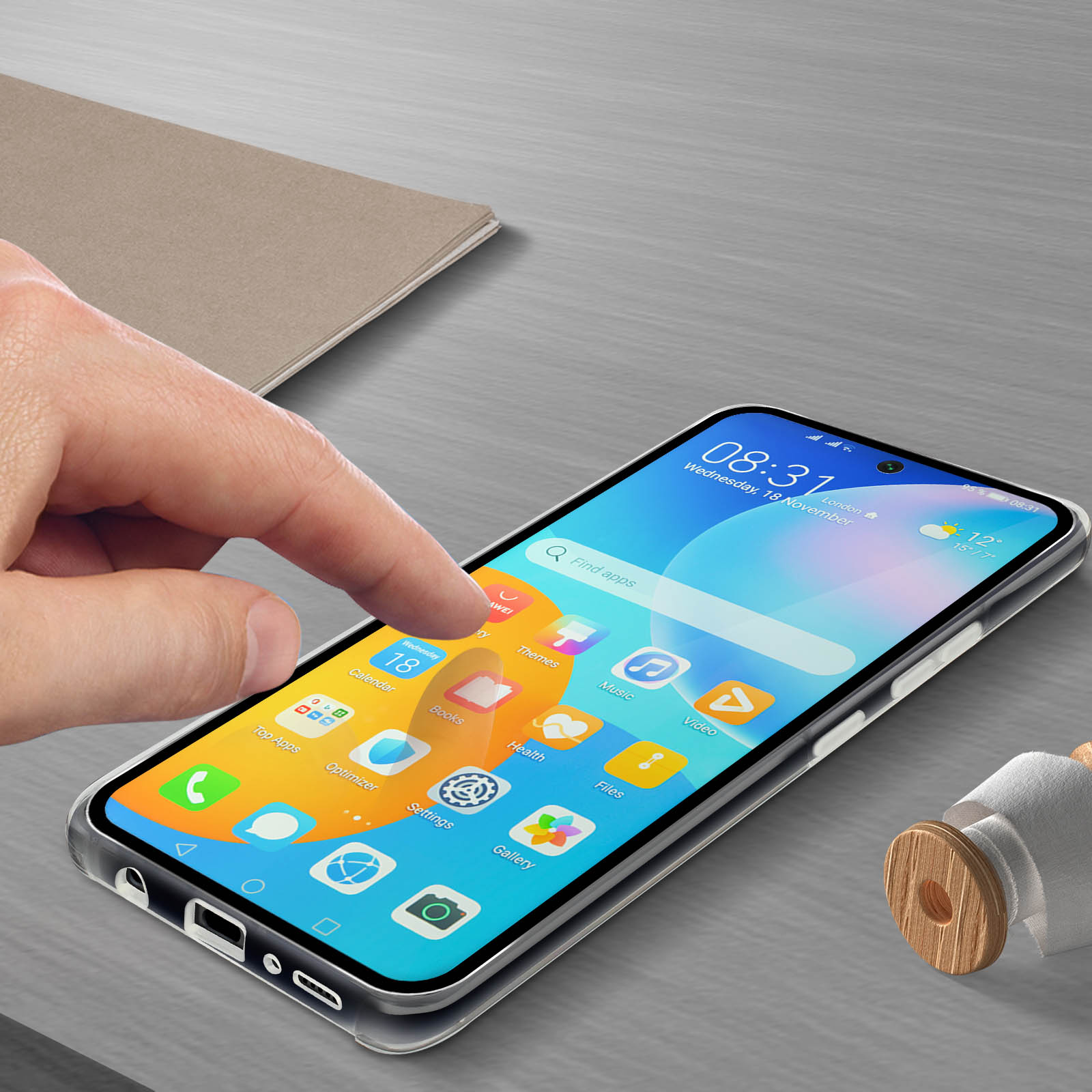 Una mano tocca lo schermo di un telefono. Il telefono mostra una schermata iniziale con icone delle app.
