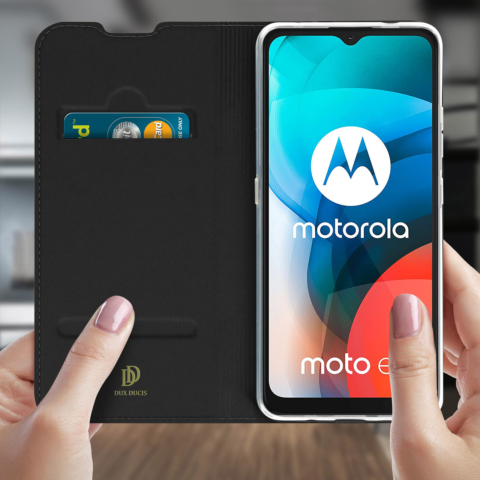 Custodia del telefono aperta, che rivela un telefono con logo Motorola e carte.