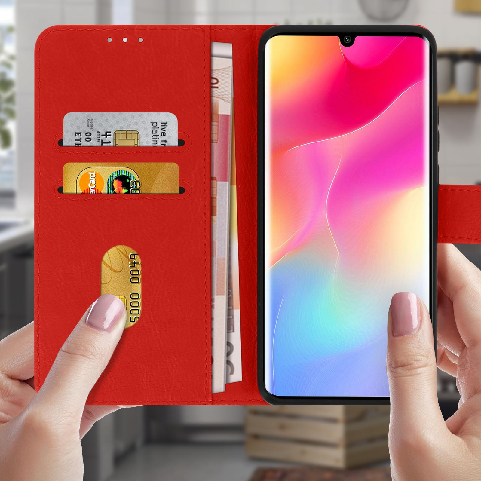 Custodia rossa per telefono con un telefono all'interno. La custodia ha fessure per carte e chiusura magnetica.