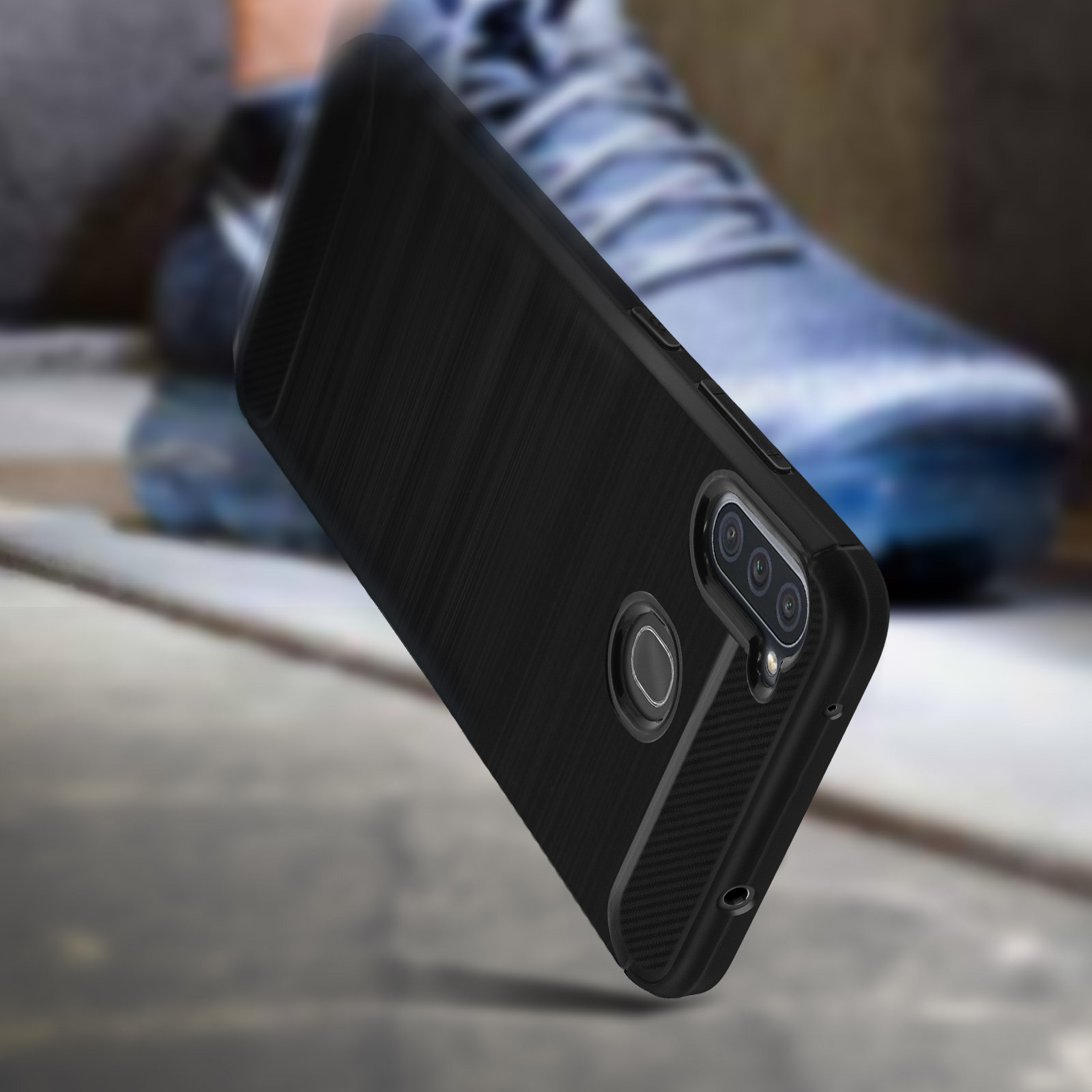 Una custodia nera per telefono è angolata in aria con uno sfondo sfocato di scarpe e pavimenti.