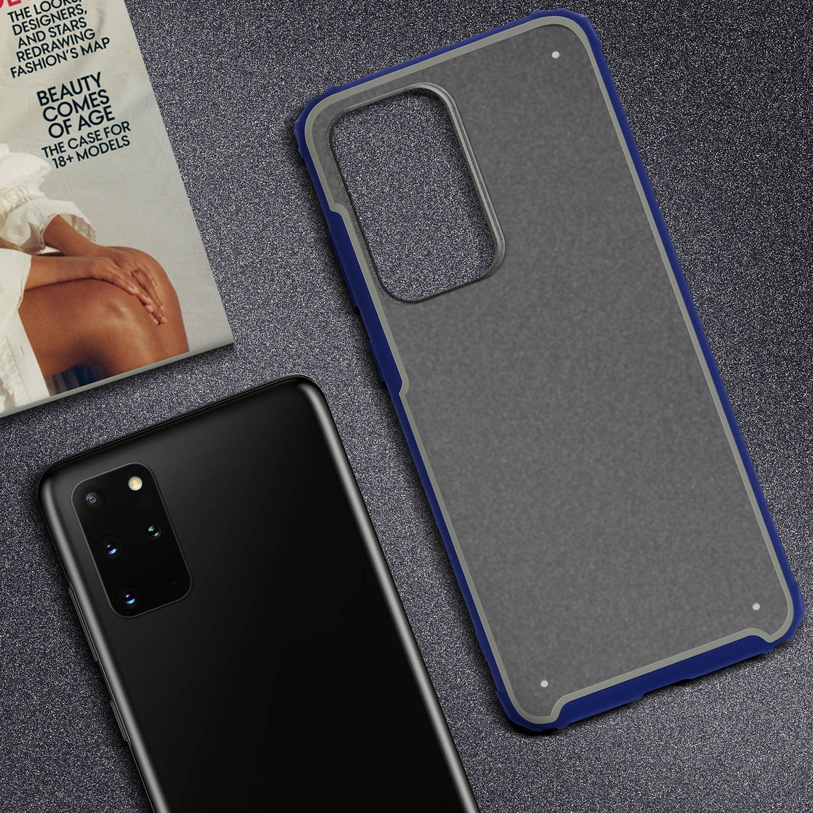 Un telefono nero e una custodia per telefono con cornice blu e una rivista su una superficie strutturata.