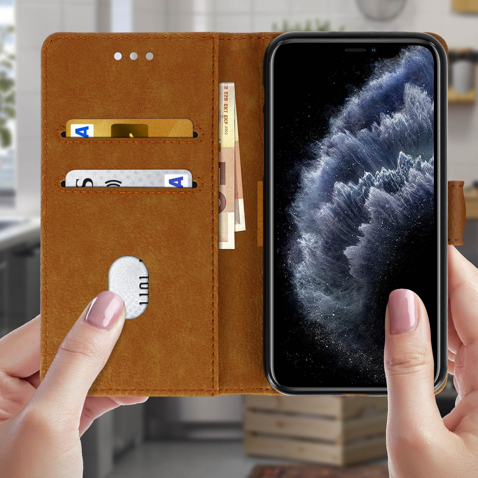 Un étui portefeuille marron avec des cartes et de l'argent, tenant un smartphone.