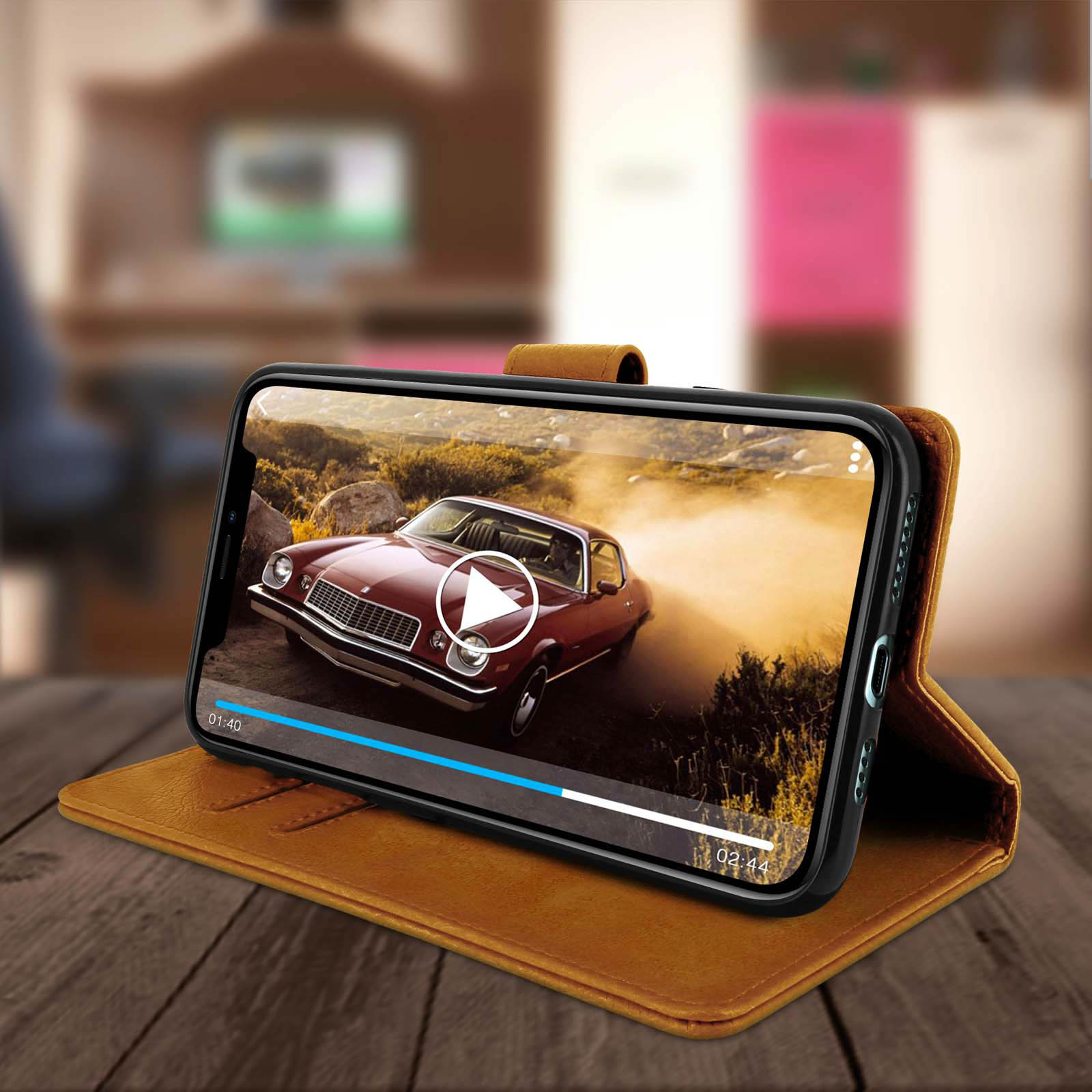 Un smartphone dans un étui en cuir marron affichant une voiture classique à l'écran.