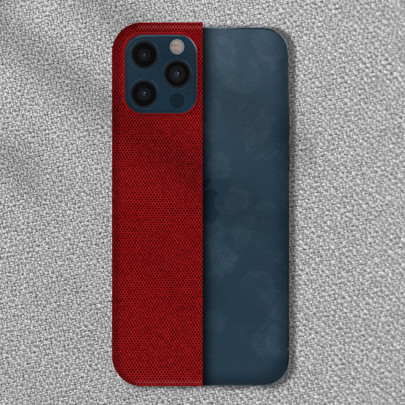 Una custodia per telefono con la metà superiore rossa strutturata e il fondo blu, su tessuto grigio.