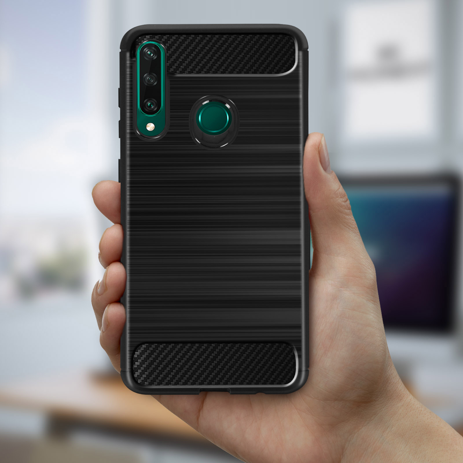 Una mano tiene in mano una custodia per telefono nera con un design in fibra di carbonio. Il telefono ha una tripla fotocamera.