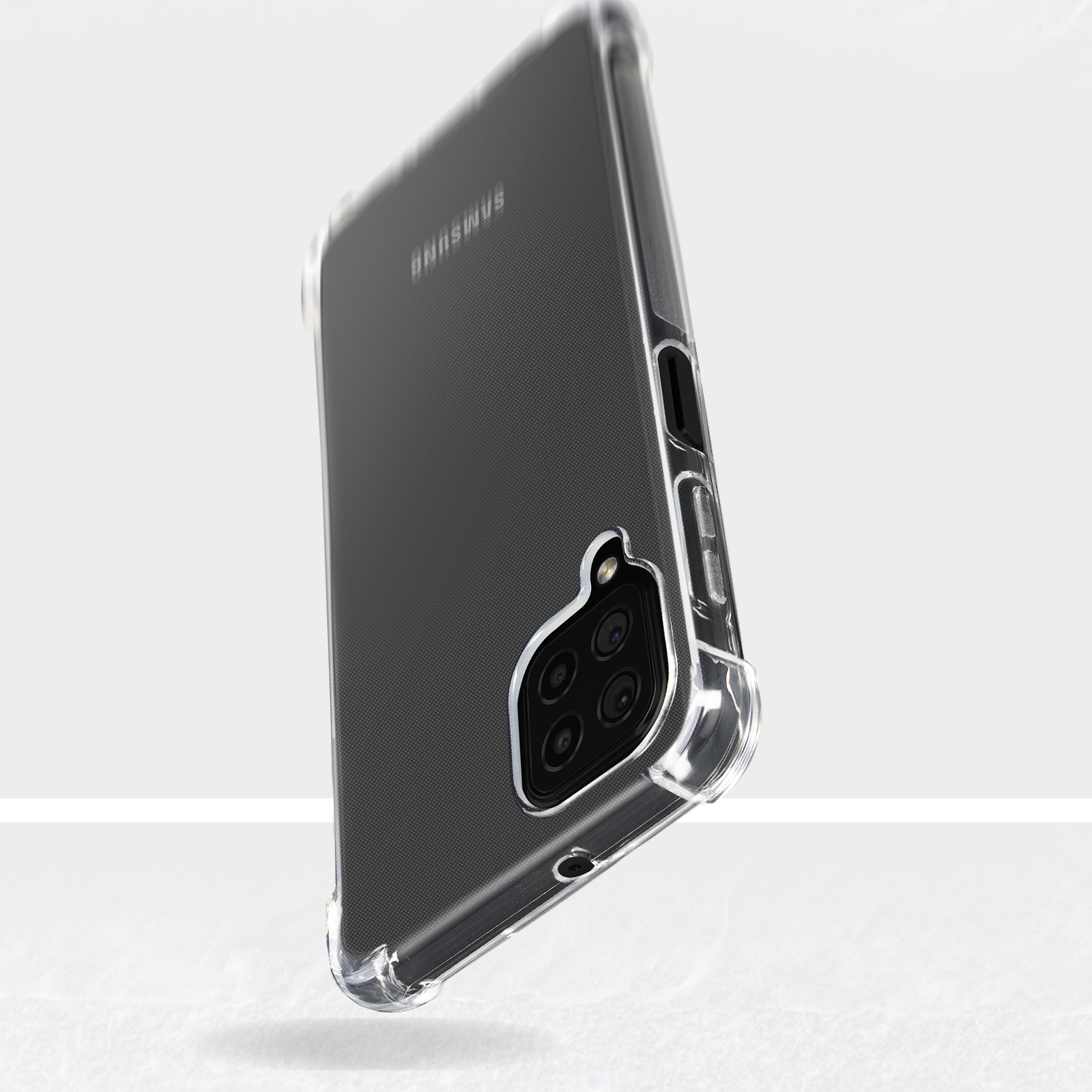 Un telefono in una custodia trasparente è angolato, enfatizzando la fotocamera e la superficie strutturata.