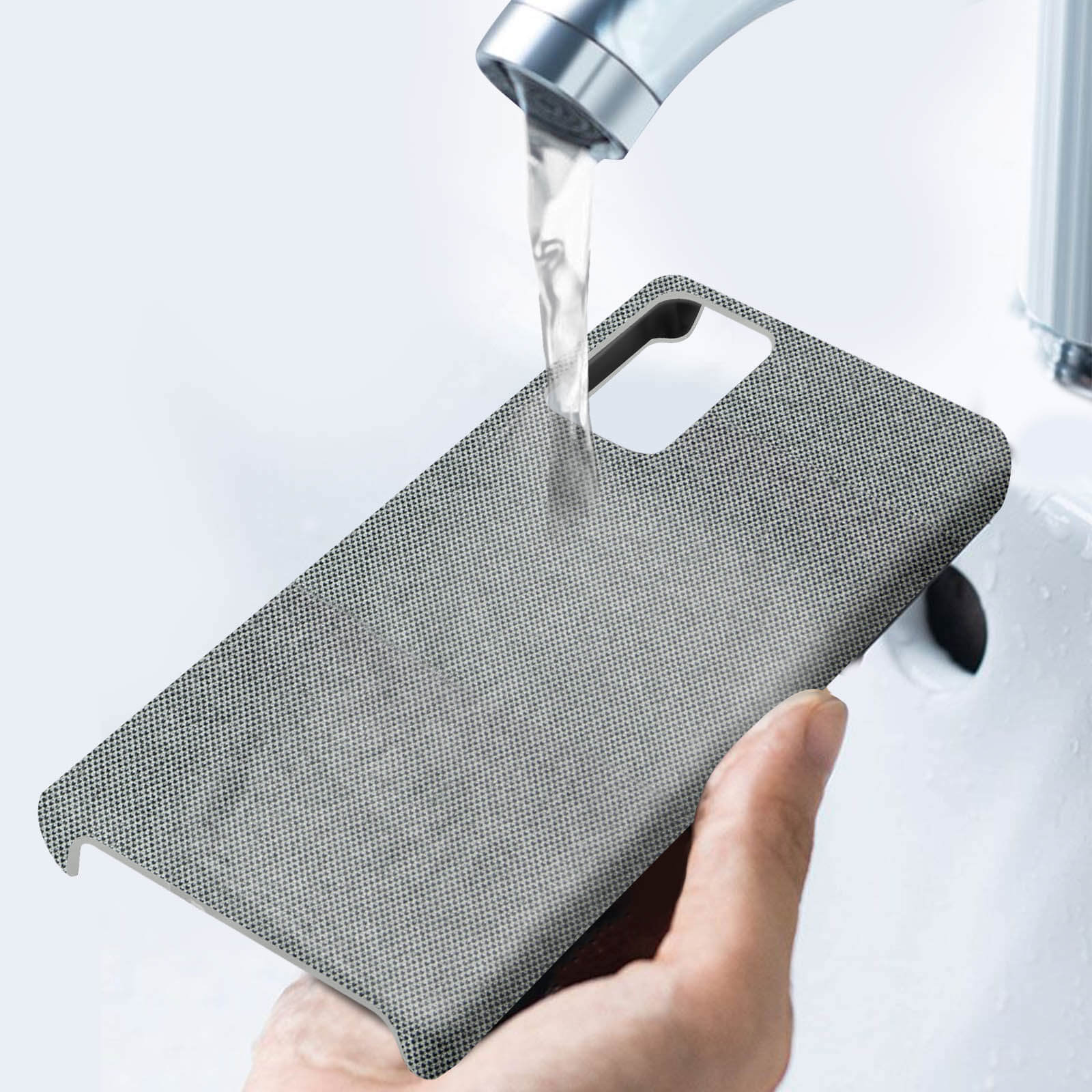 Hand wäscht eine Telefonhülle unter fließendem Wasser. Weißes Waschbecken und Hintergrund.