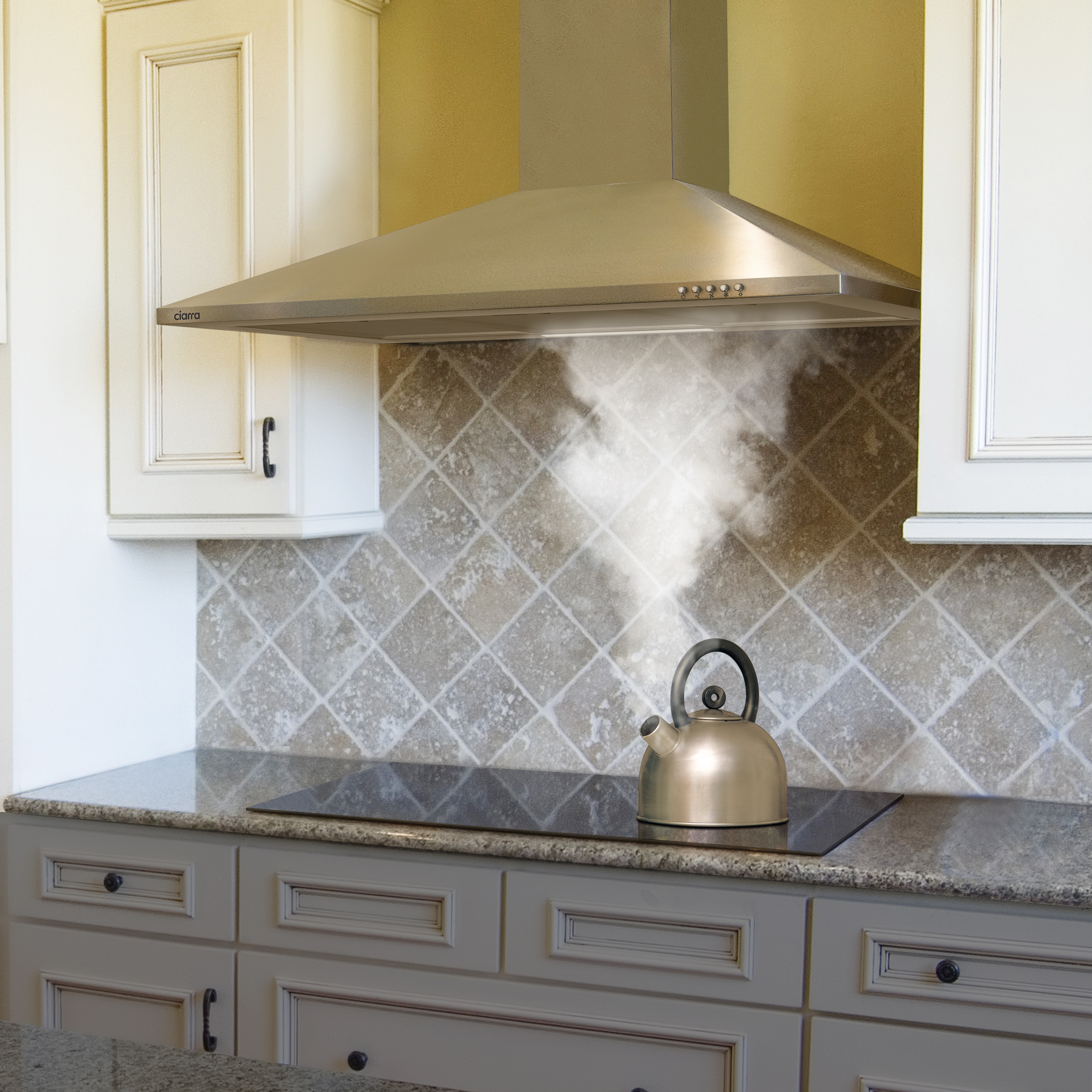 Keuken met een dampende waterkoker onder een afzuigkap. Kasten en achterwand zichtbaar.