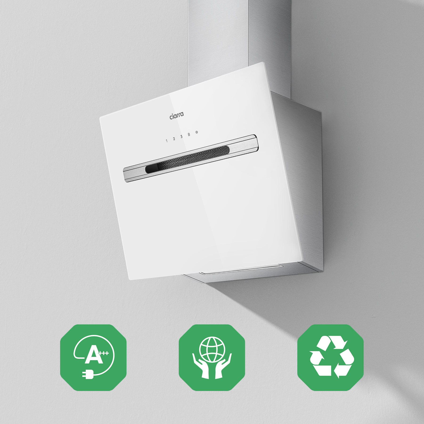 Weiße Dunstabzugshaube an einer Wand montiert, darunter Energieeffizienzlabels. Weiße Wand.
