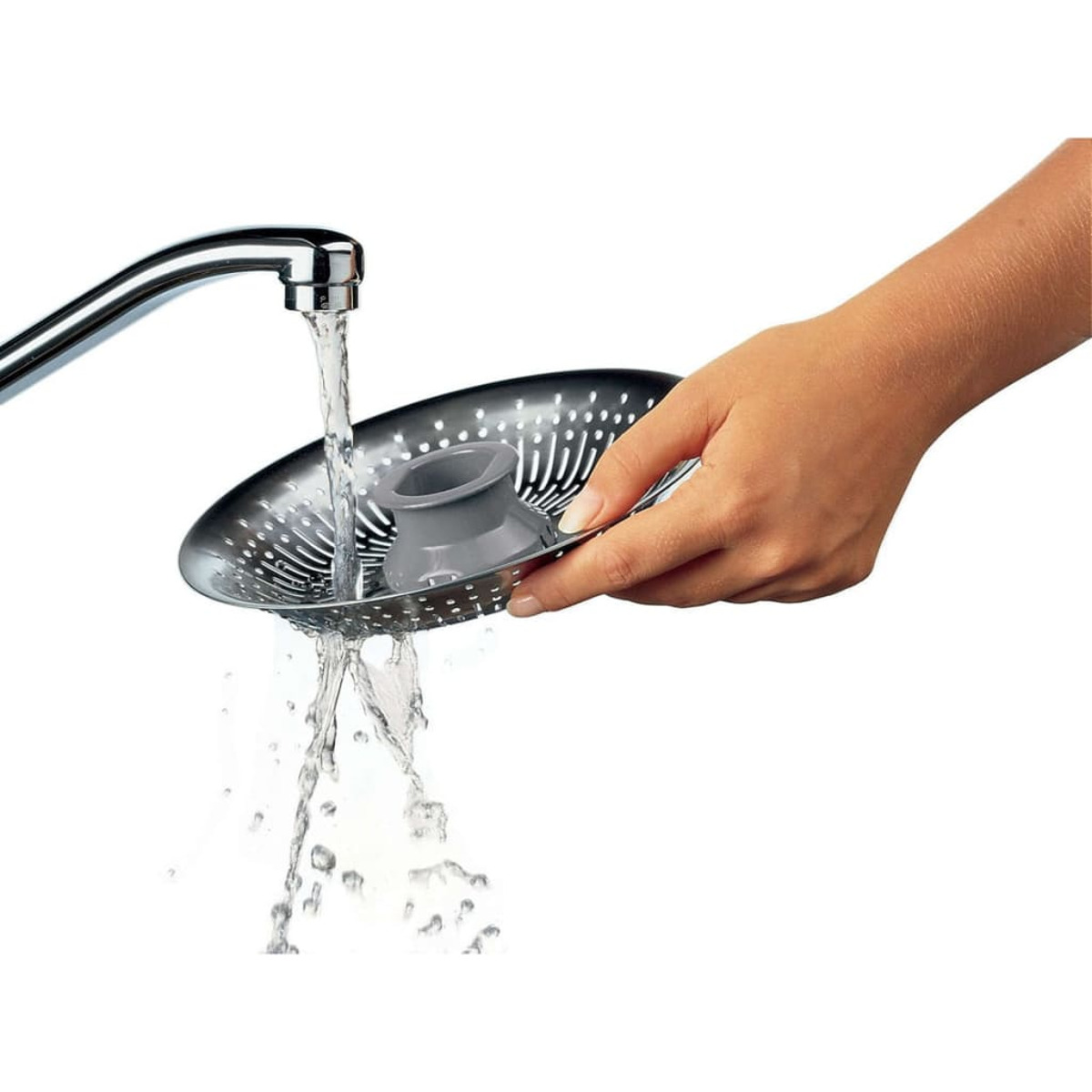 Hand hält Sieb unter fließendem Wasser, Wasser fließt durch Löcher.