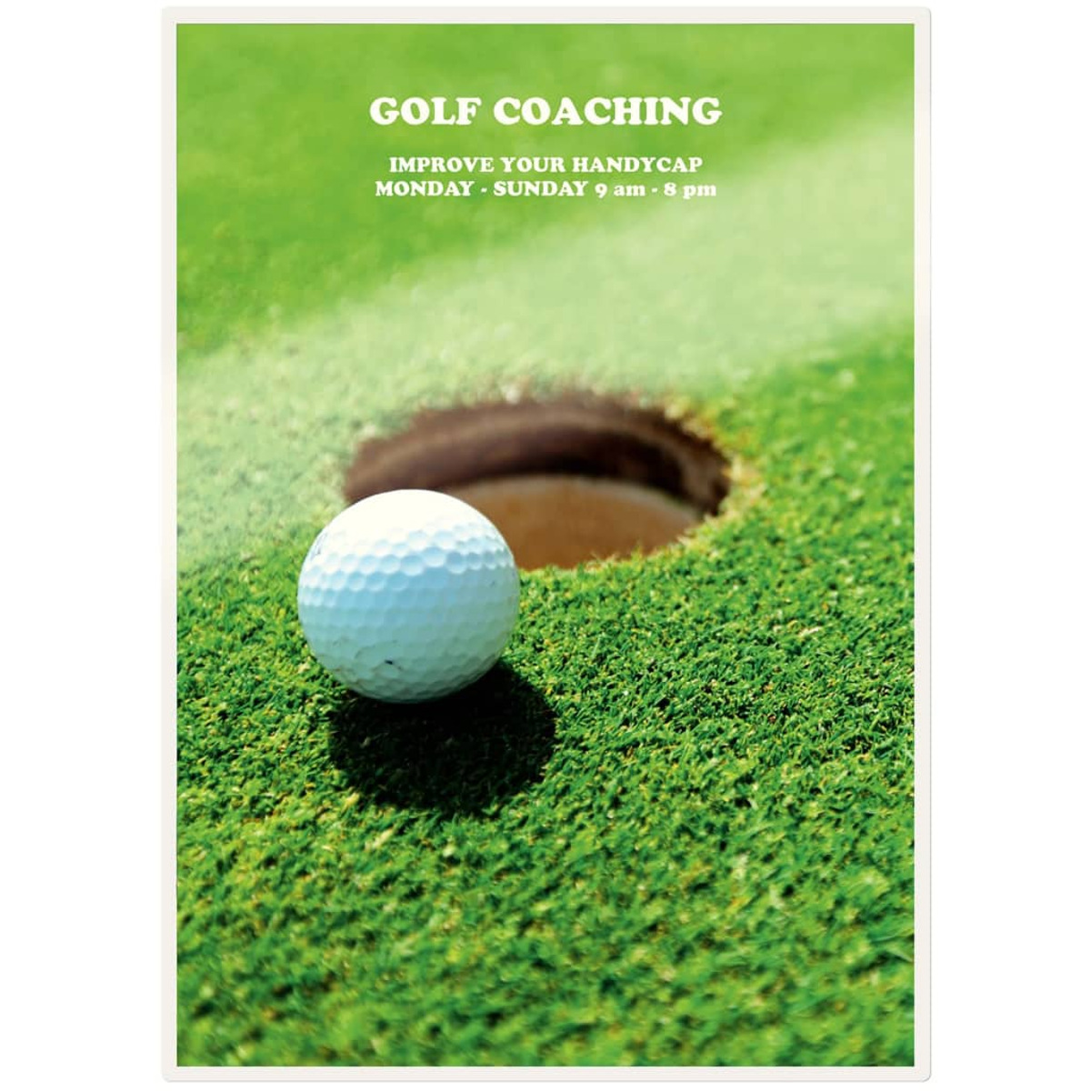 Golfball in der Nähe des Lochs auf grünem Gras, Golf-Coaching-Anzeige.